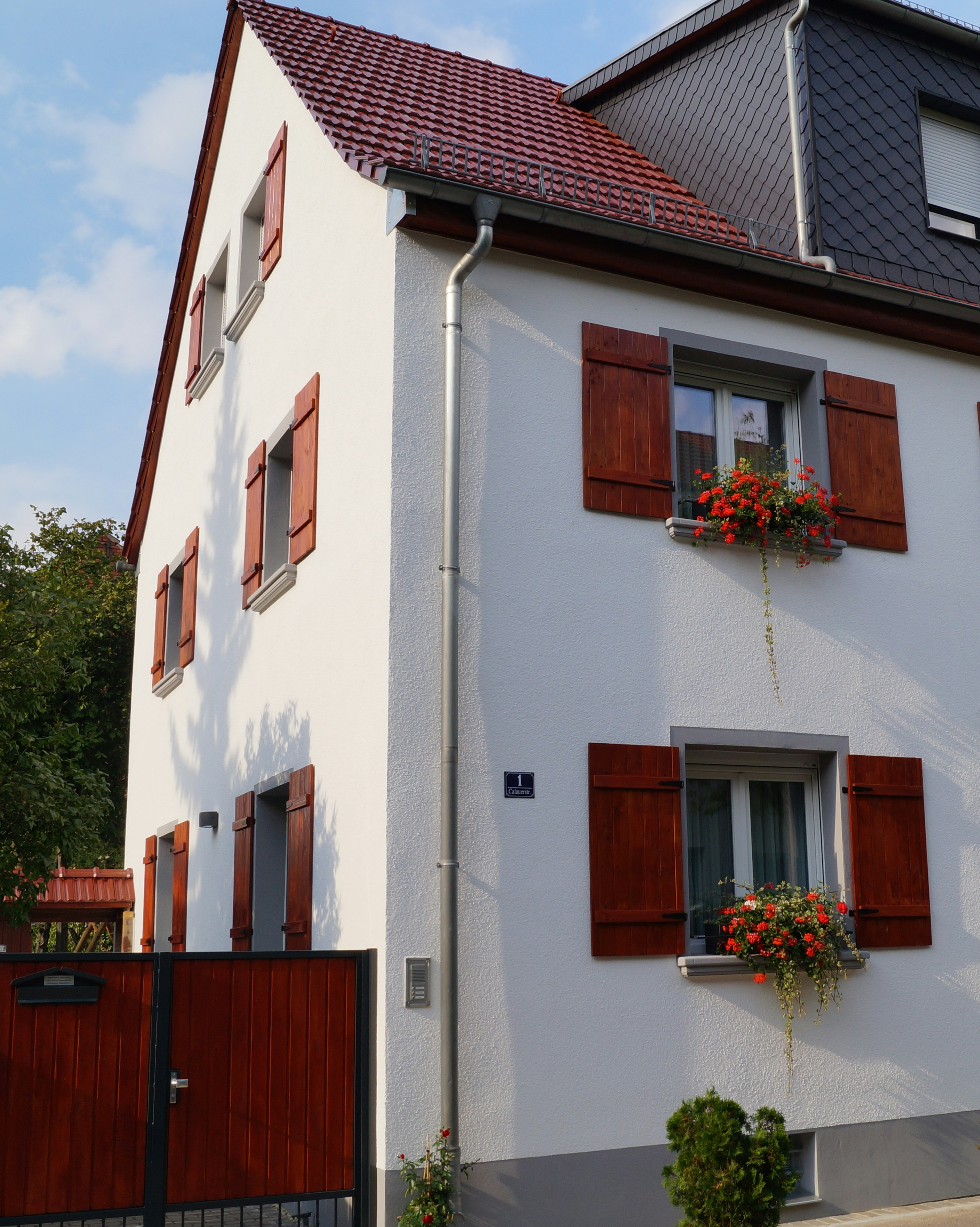 Fensterbänke außen SLB 200 auf einer Putzfassade, Fenster mit Klappläden