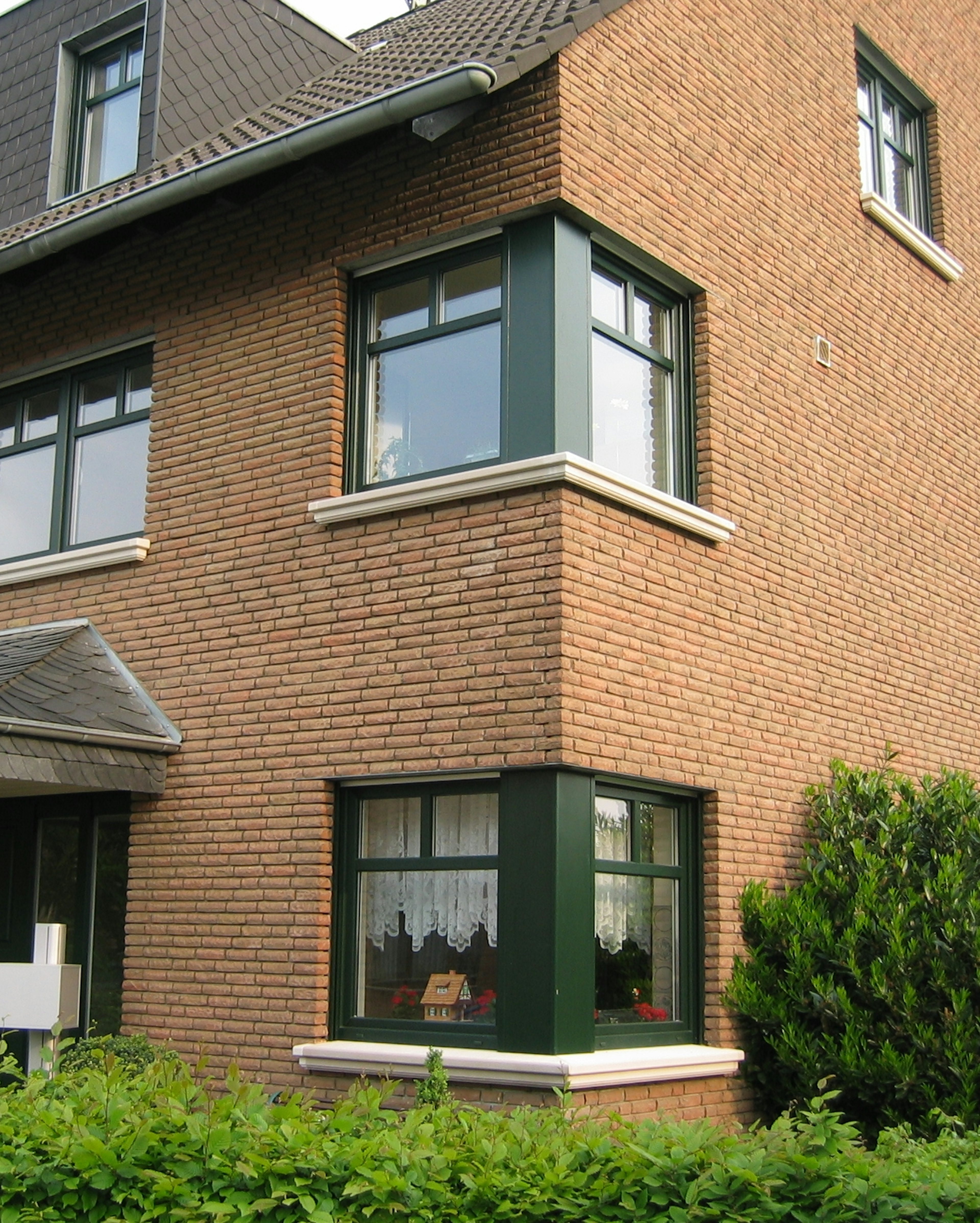 Eckfenster mit profilierten Außenfensterbänken SLB 200
