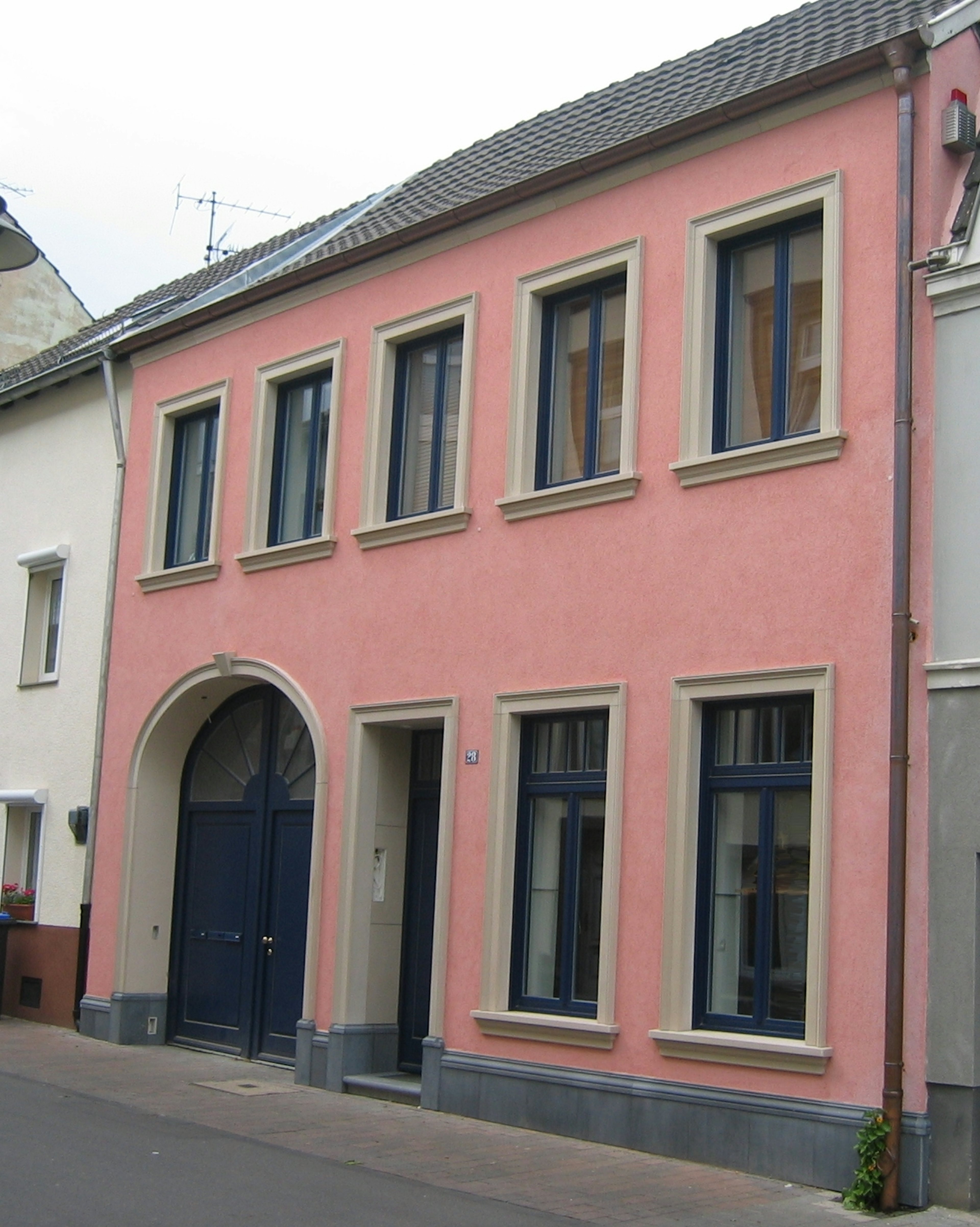 Saniertes Haus mit Gewände SLG 500, Fensterbänke SLB 500 und Sockelplatten SOP