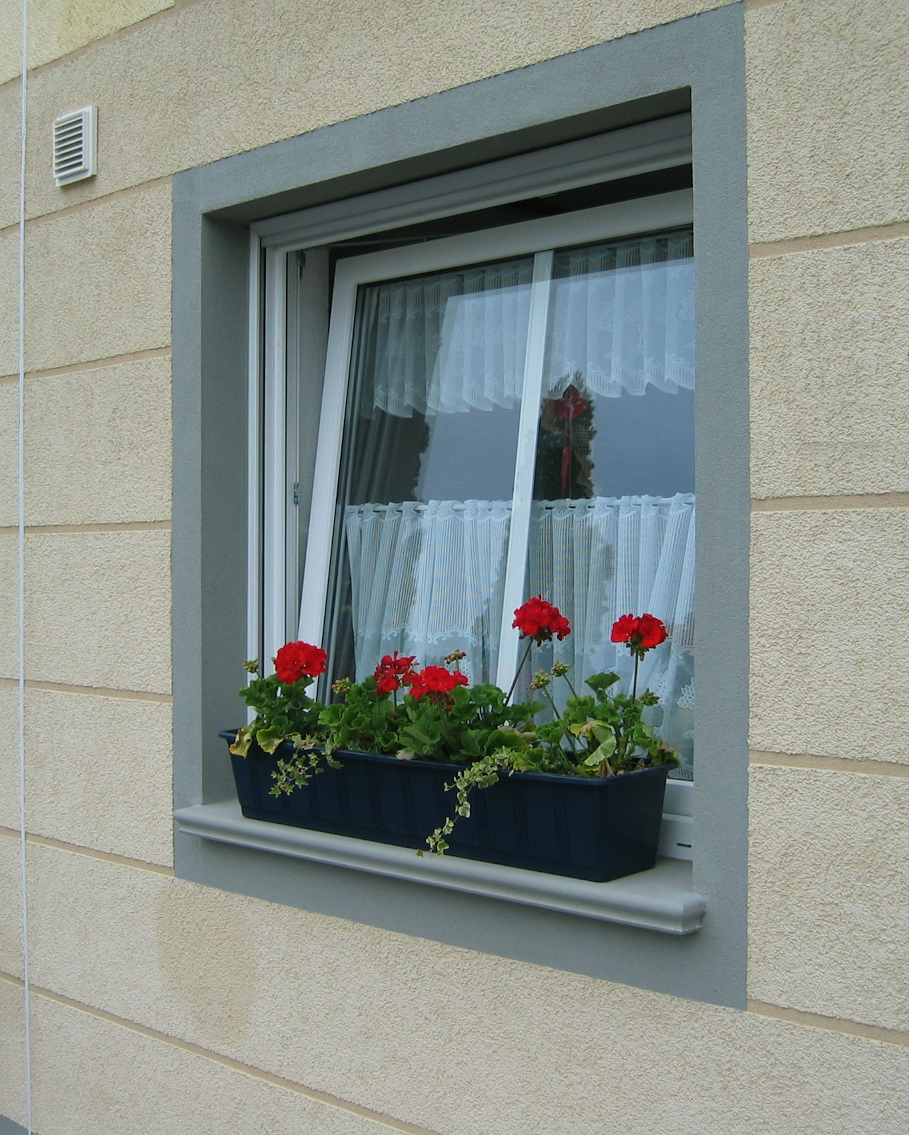 Gerundetes Fenstersims SLB 590 mit umlaufender Putzfasche