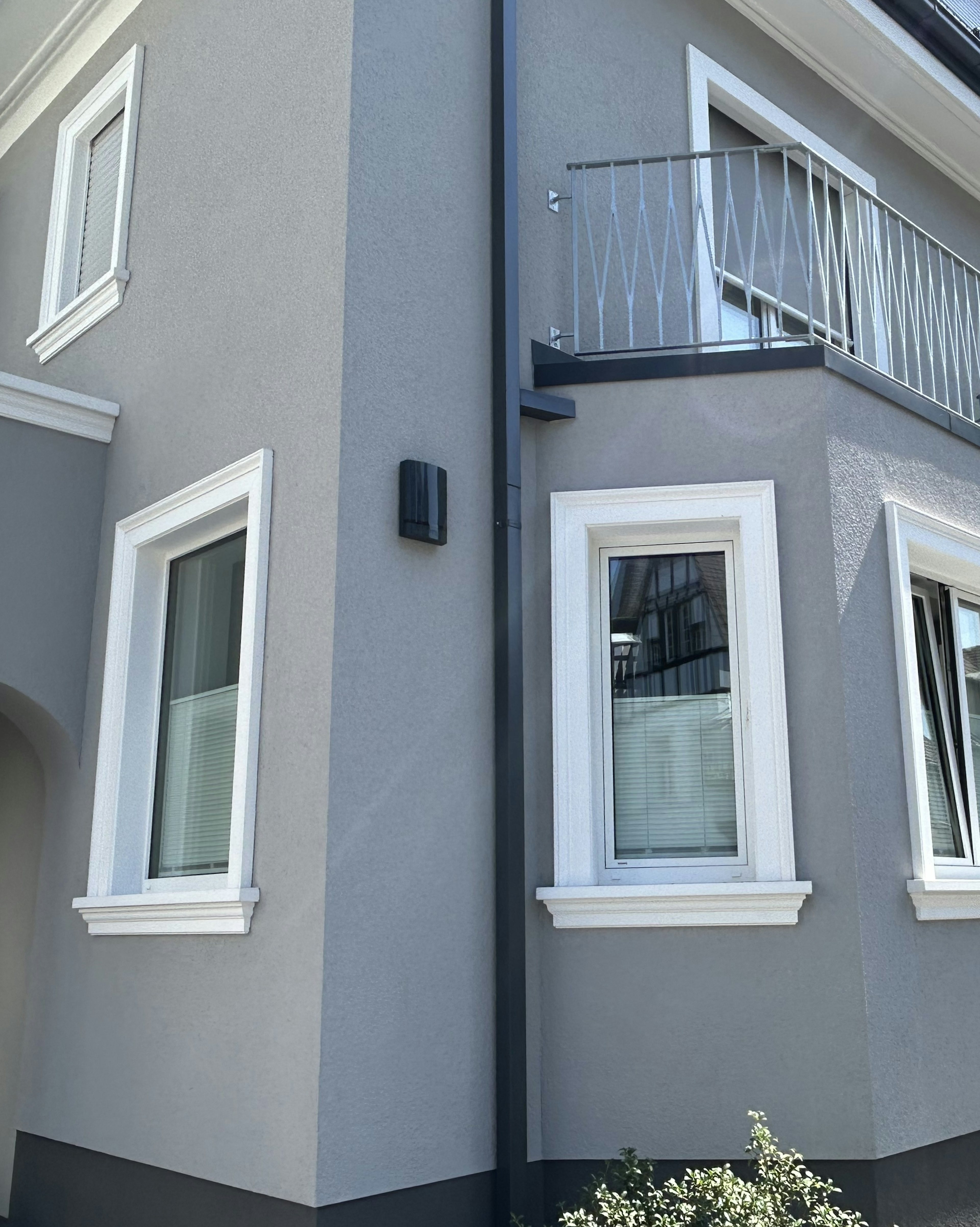 Hohe Fensterbänke SLB 500 in Verbindung mit Winkelgewänden SLG 500