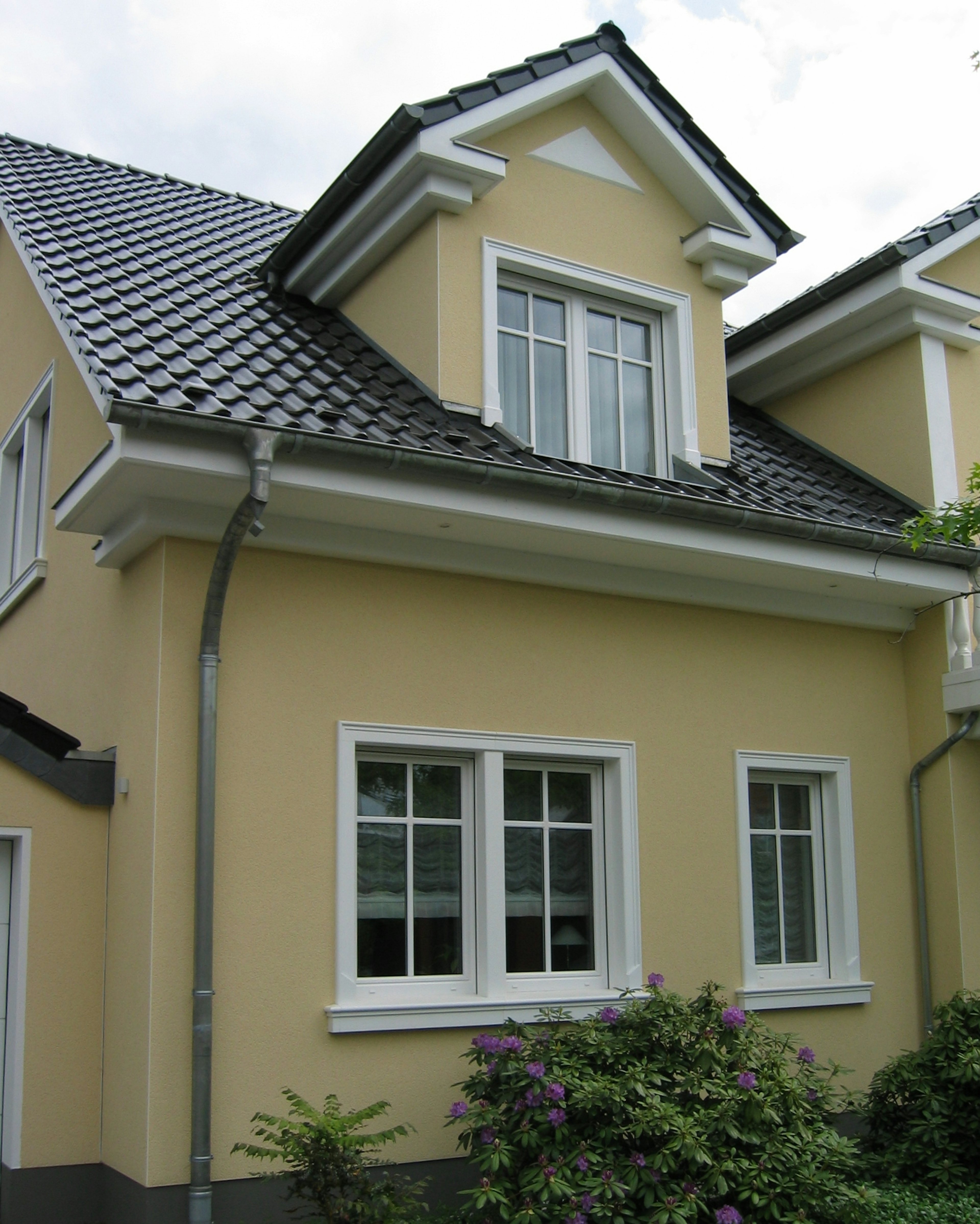 Haus mit Fensterbänken SLB 100 und Gewänden SLG 100