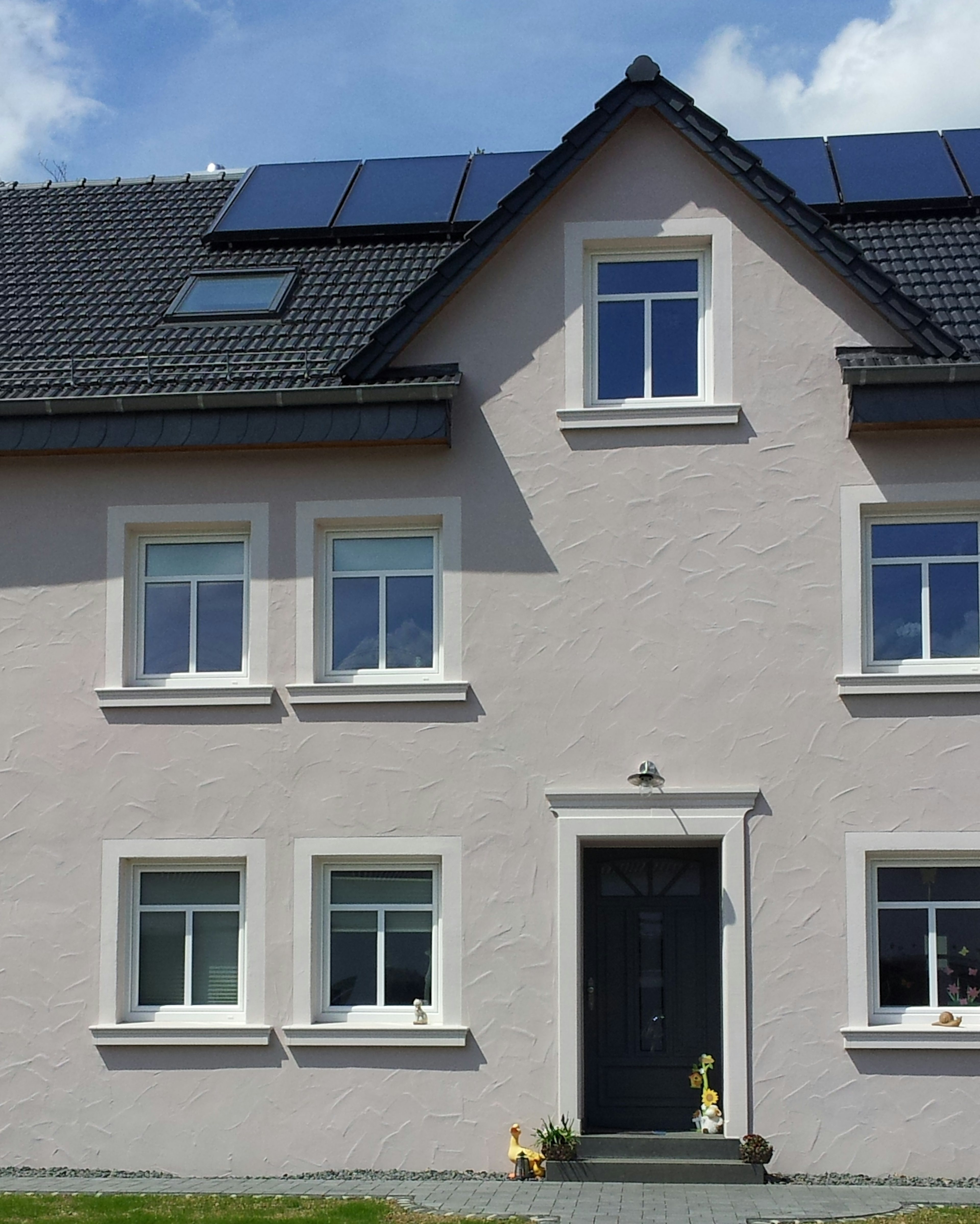 Sanierte Hausfassade mit klassischen Fensterbänken SLB 100