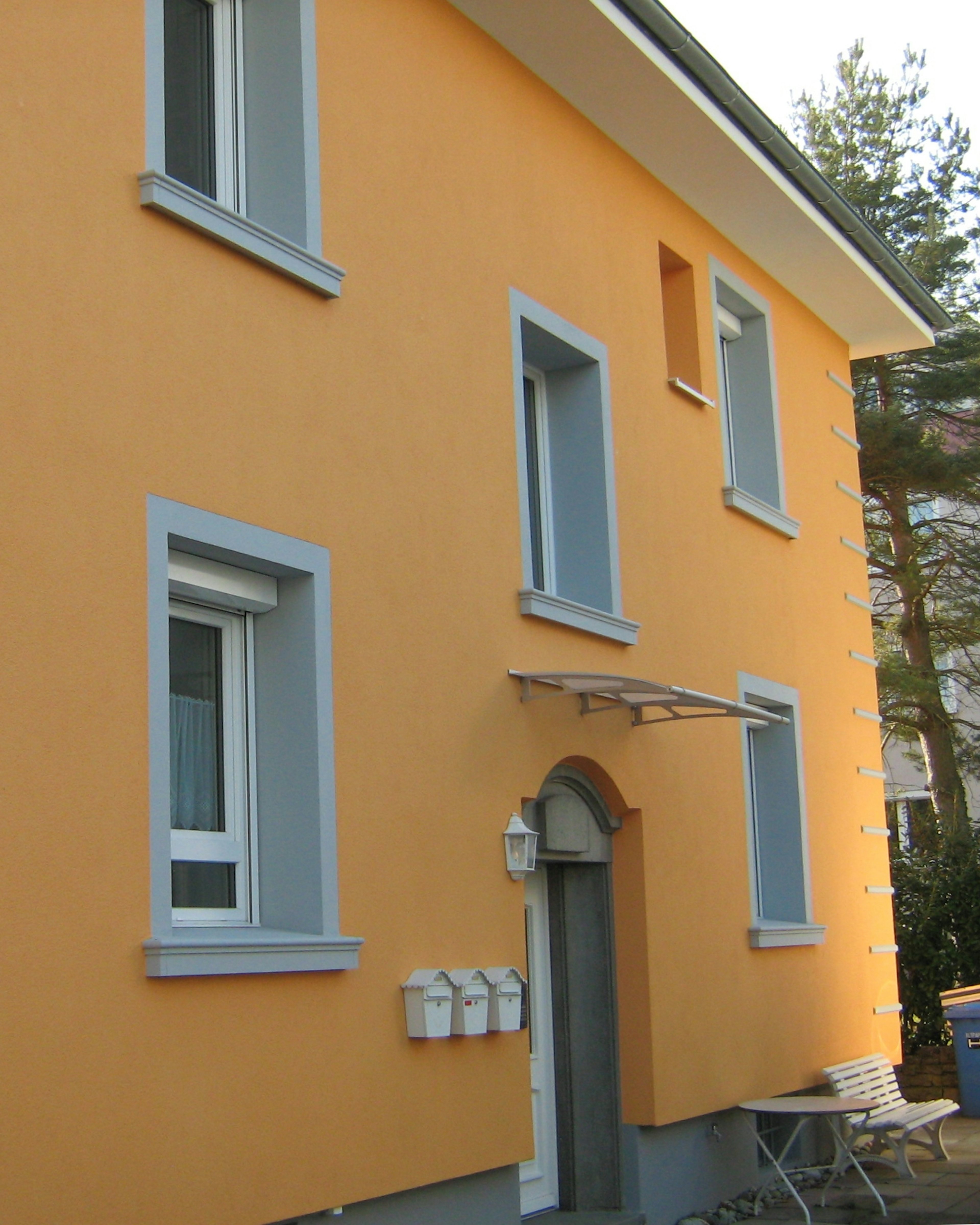 Betonfensterbänke SLB 100 an sanierter Putzfassade