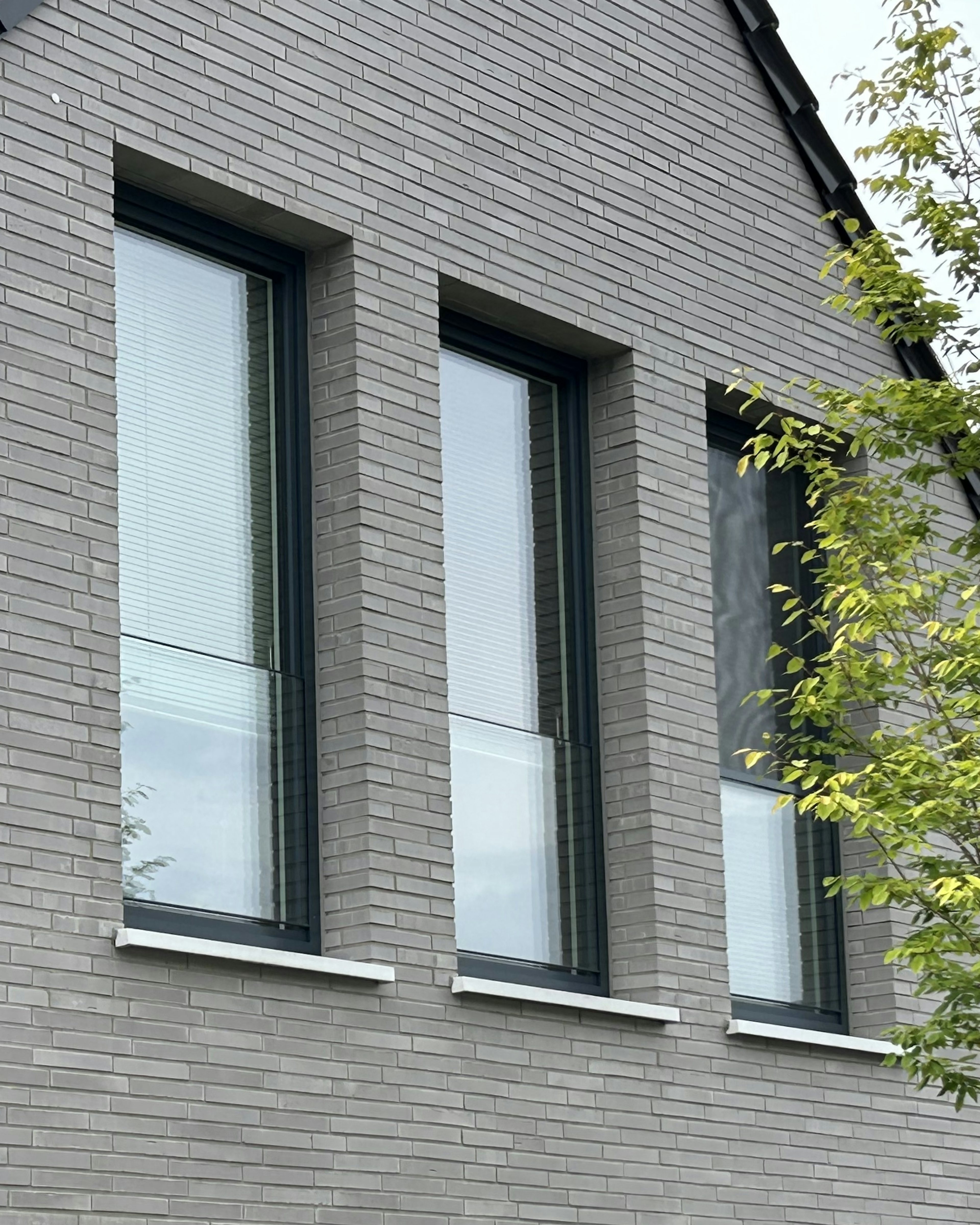 Fensterbretter außen SLB 591 an einer geklinkerten Hausfassade