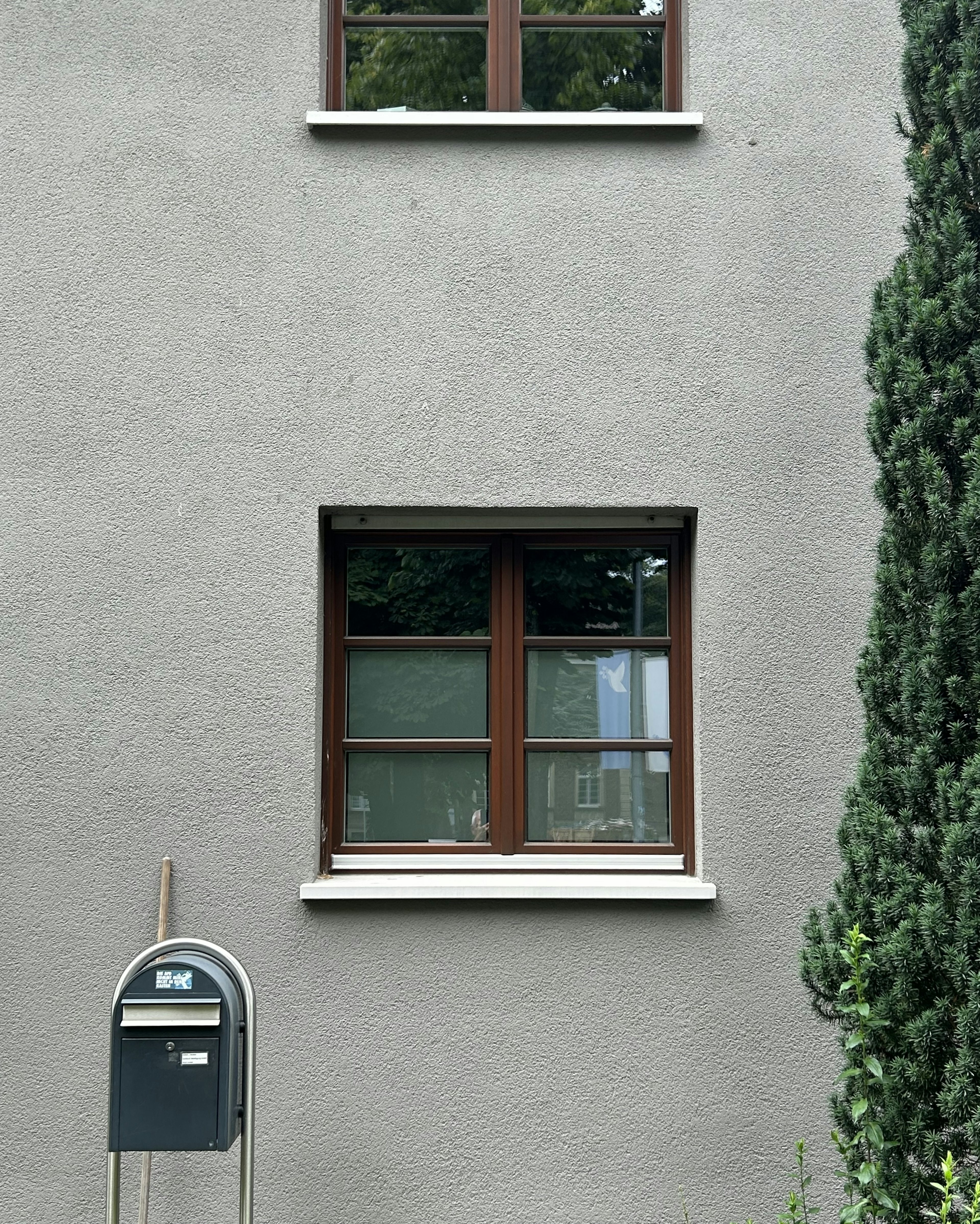 Fenstersimse SLB 591 an einer Putzfassade
