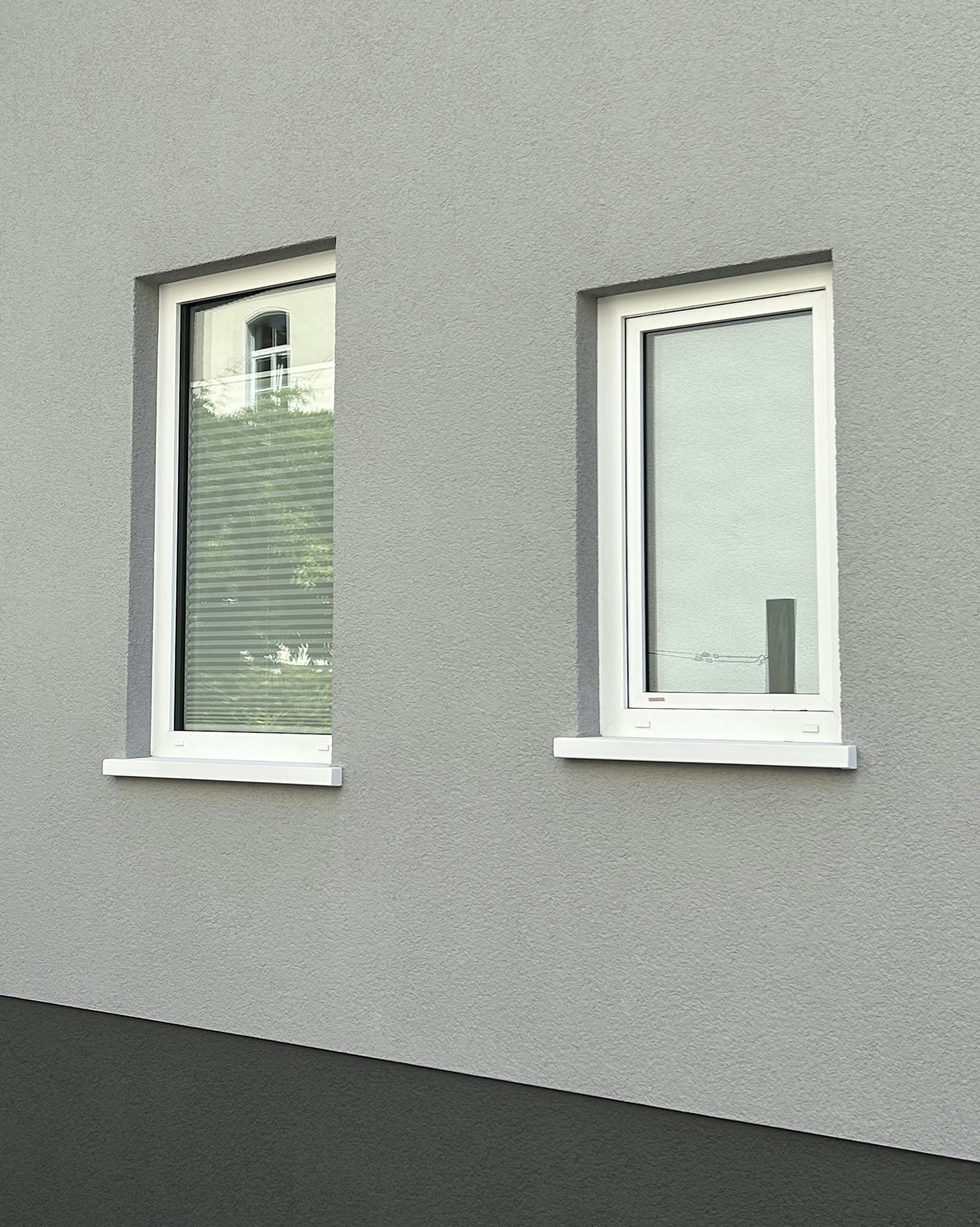 Schlichte Fensterbänke außen SLB 591 an greuer Putzfassade