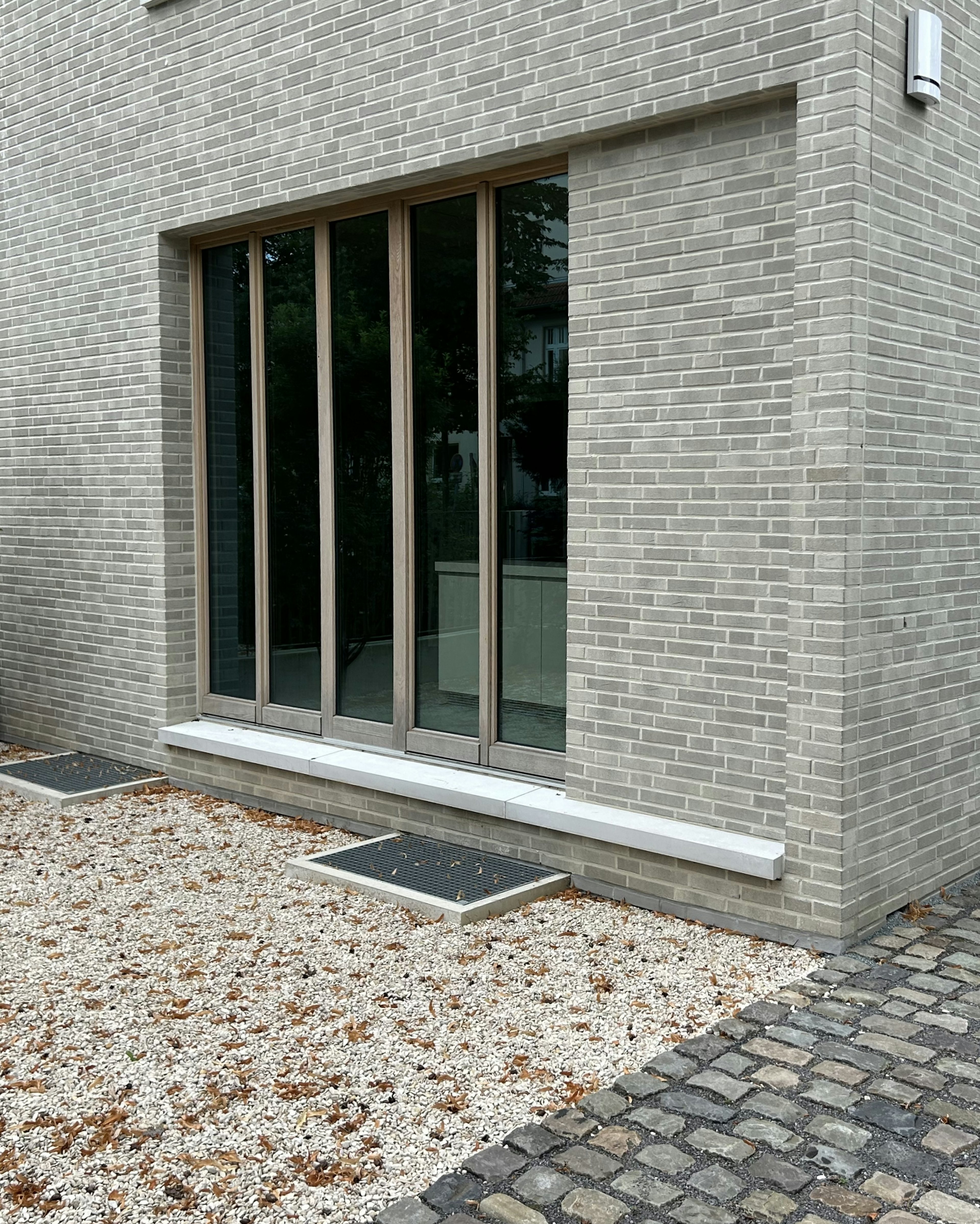 Massive Außenfensterbank WSB 850 an einer Terrassentür