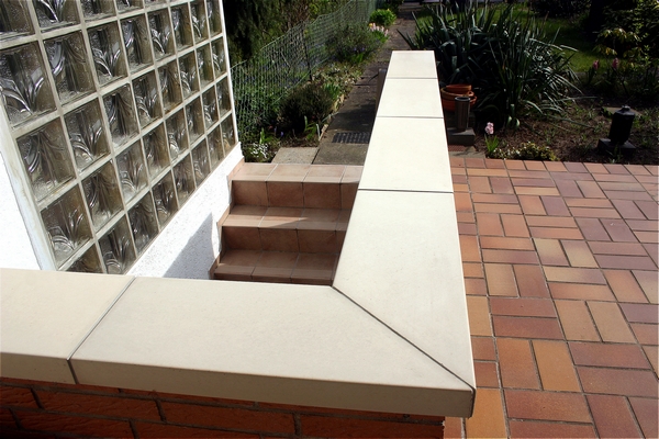 Flache Mauerabdeckungen MFD an einem Kellerabgang