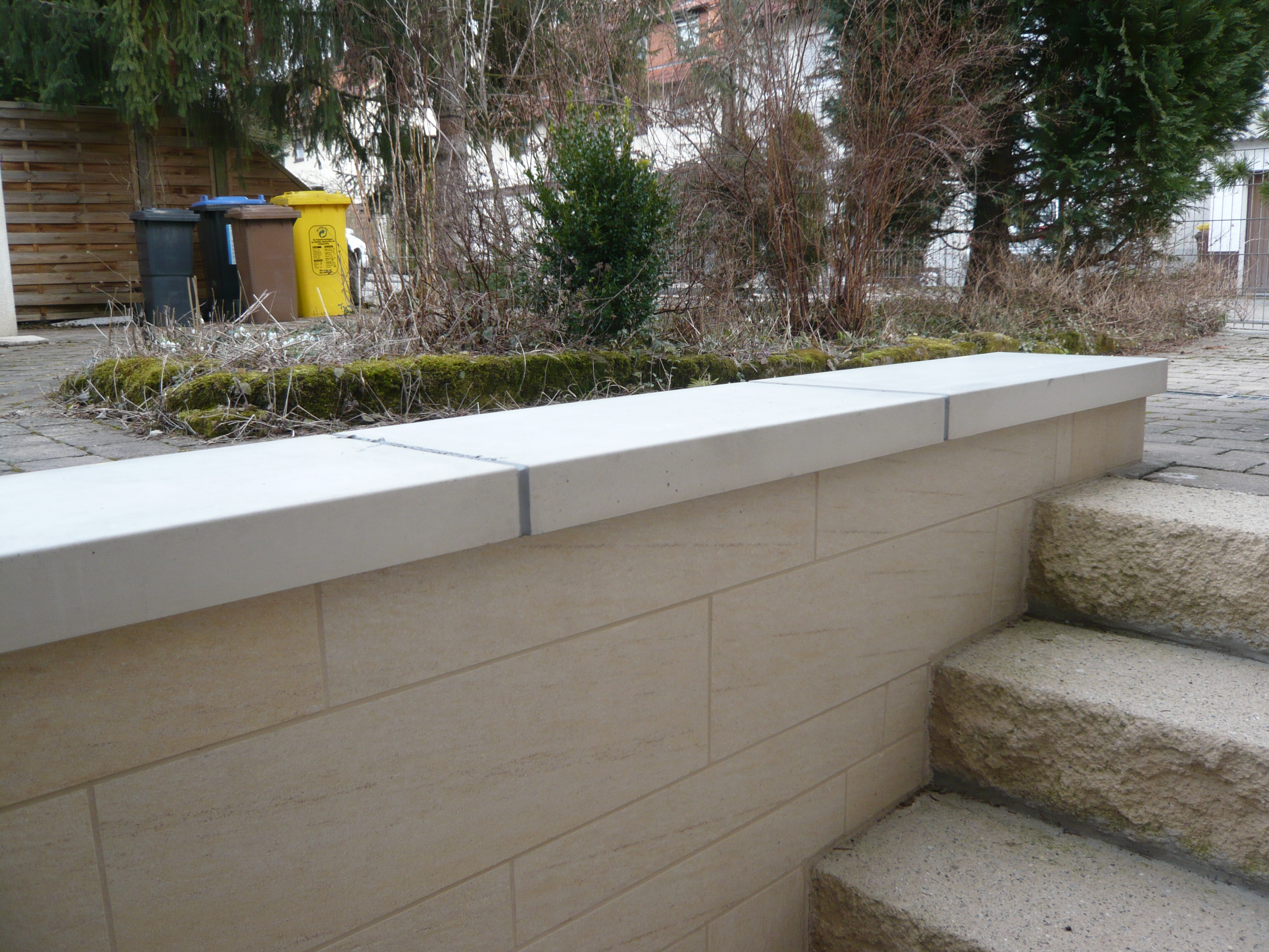 Mauerabdeckungen MFD und MFU in weißgrau