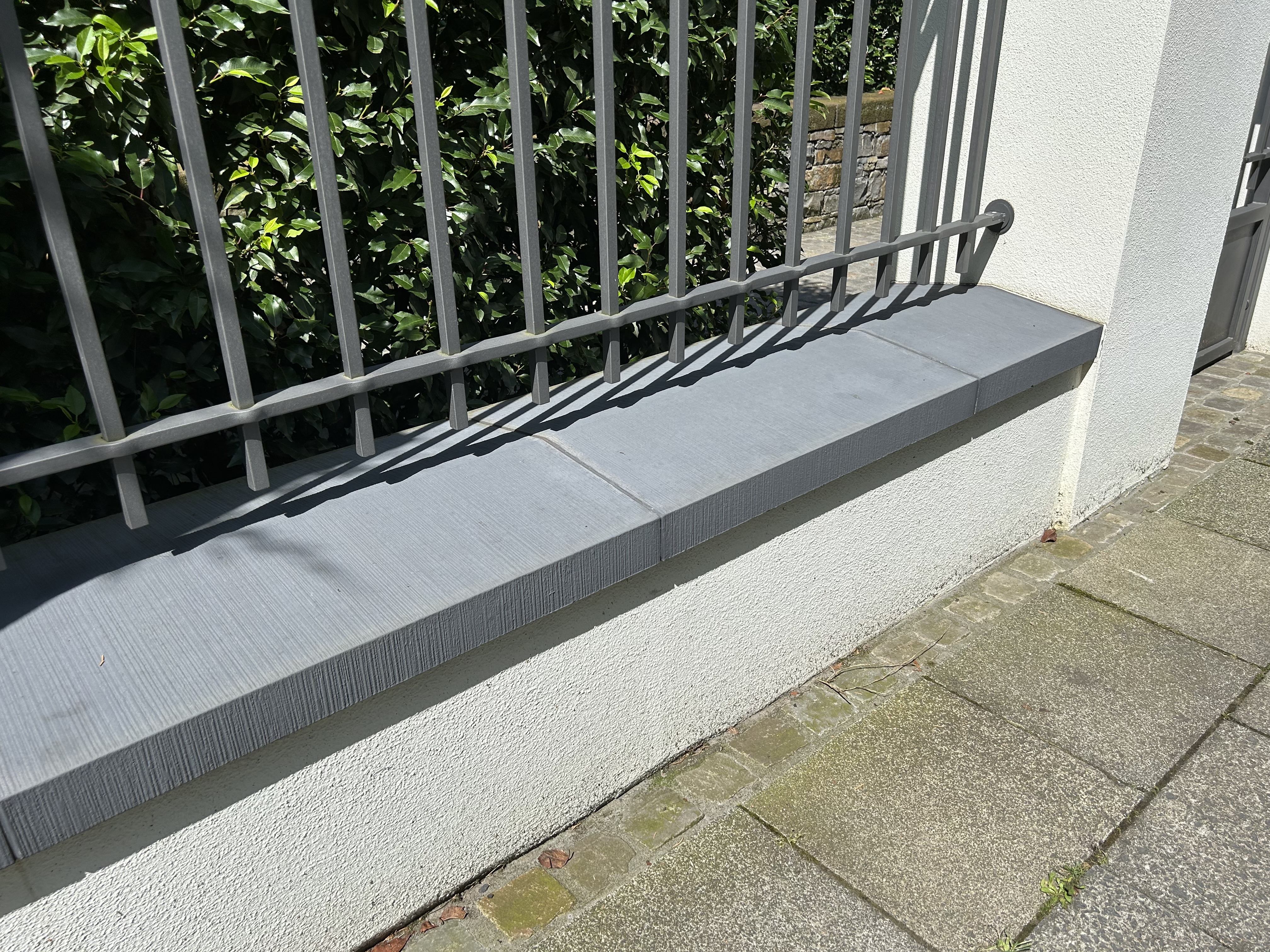 Fein-scharrierte Mauerabdeckungen MAD Satteldach in mittelgrau von Niessen Beton