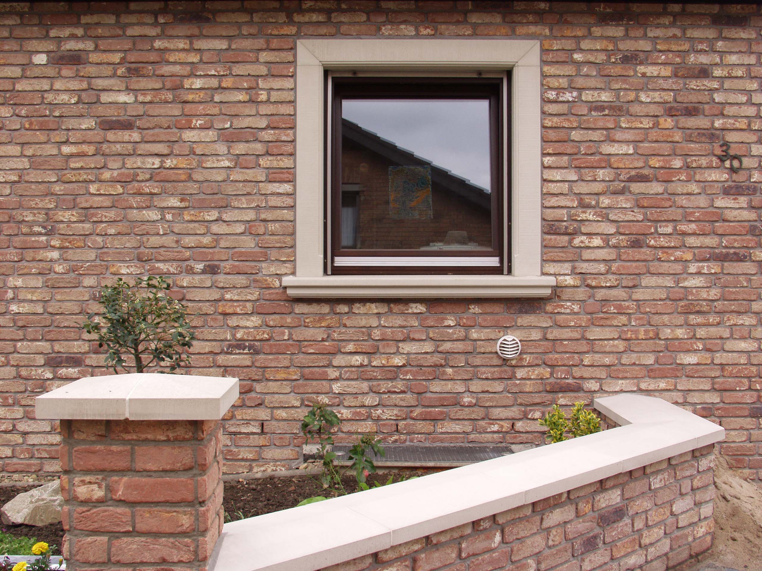 Mauerabdeckungen MAD Satteldach, Massivfensterbank WSB 200 und Winkelgewände SLG 200