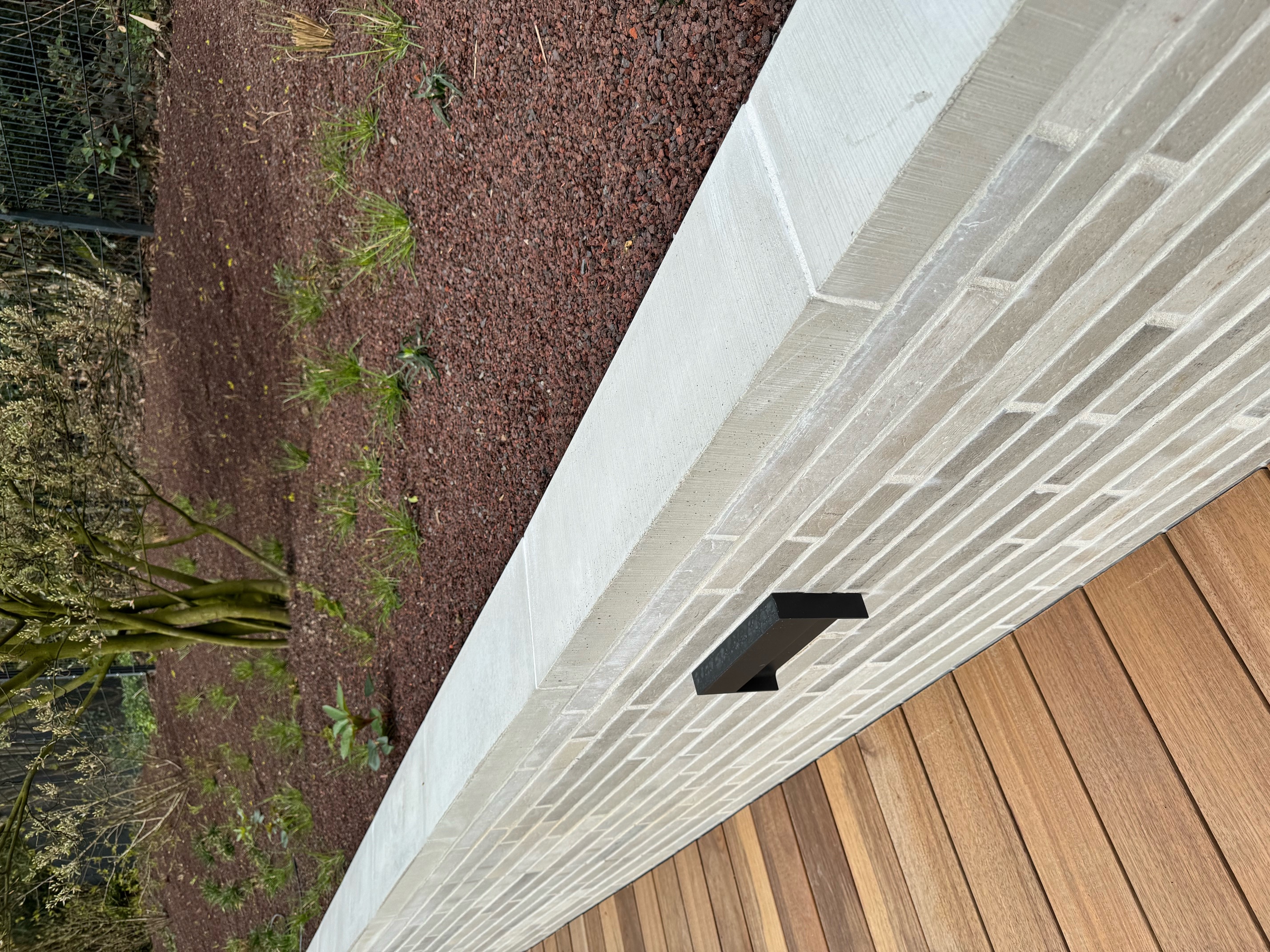 Pultdachabdeckungen MAP auf einer Gartenmauer