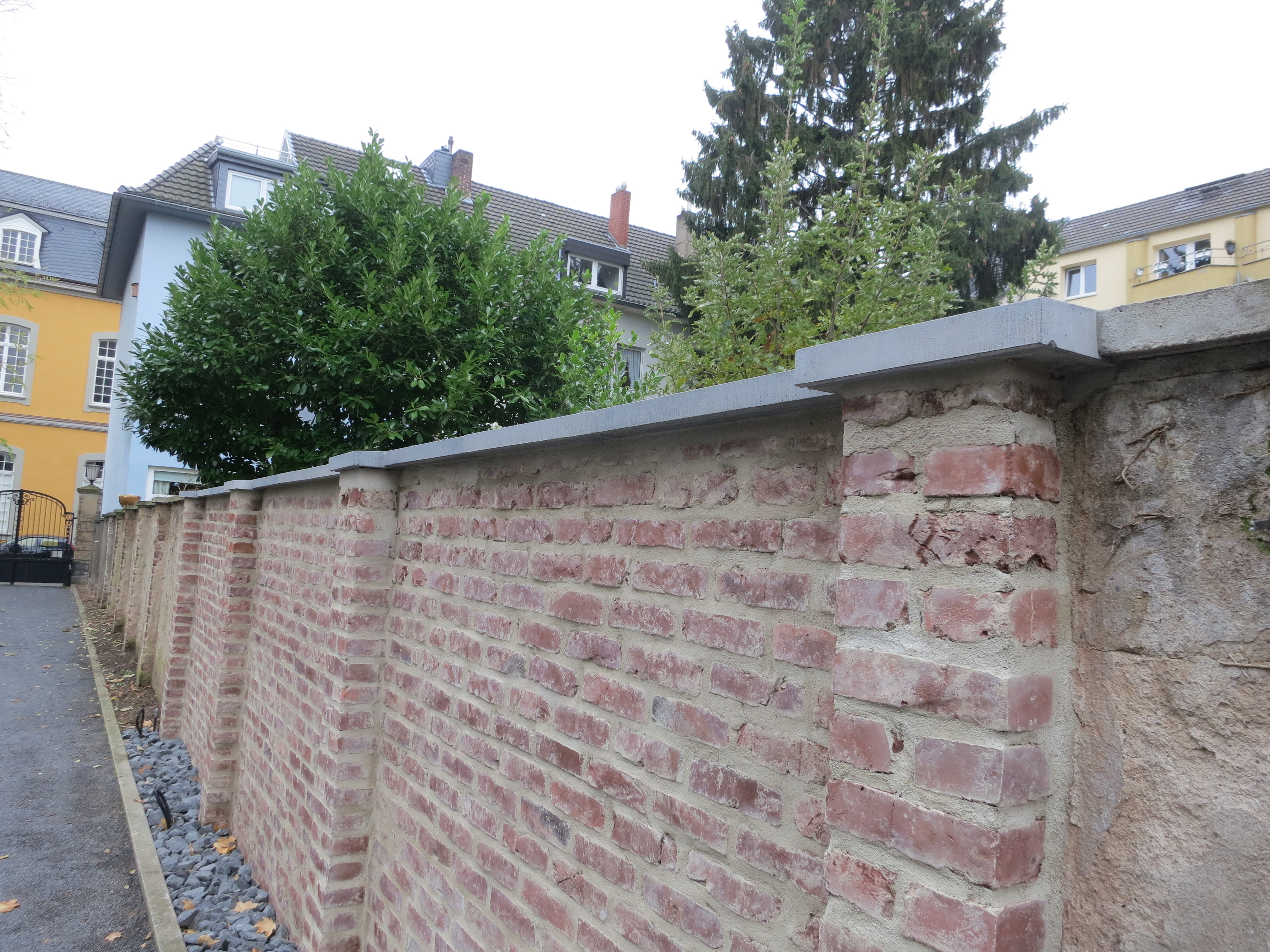 Grenzmauer mit Abdeckungen MAP Pultdach