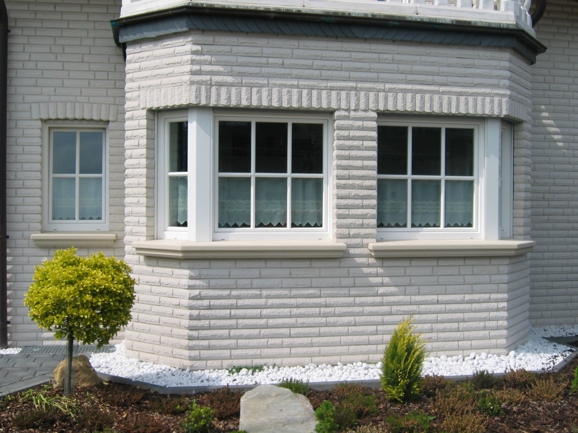 Eckfenster und normales Fenster mit Außenfensterbänken WSB 200