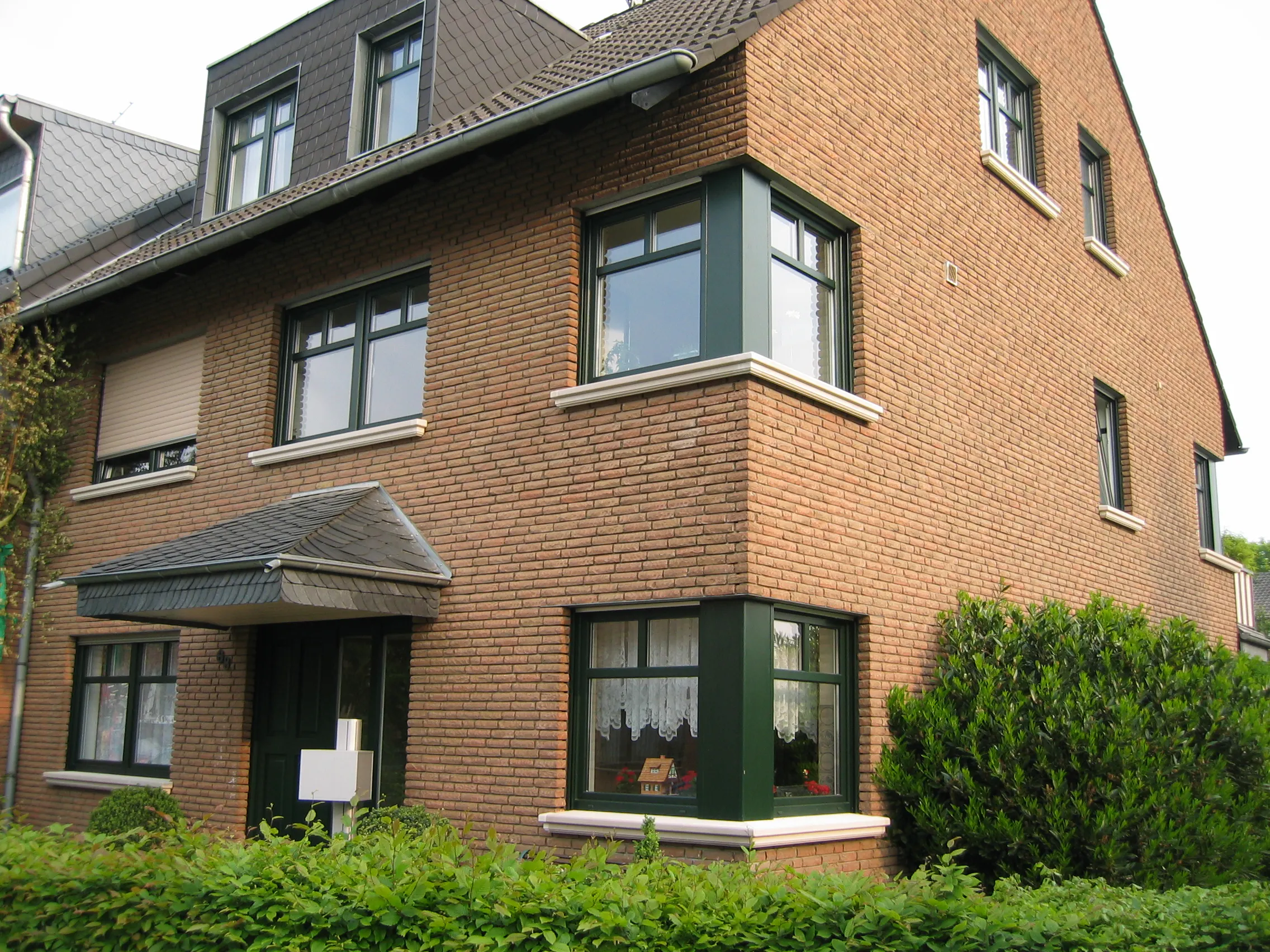 Klinkerfassade mit fein-scharrierten Außenfensterbänken SLB 200