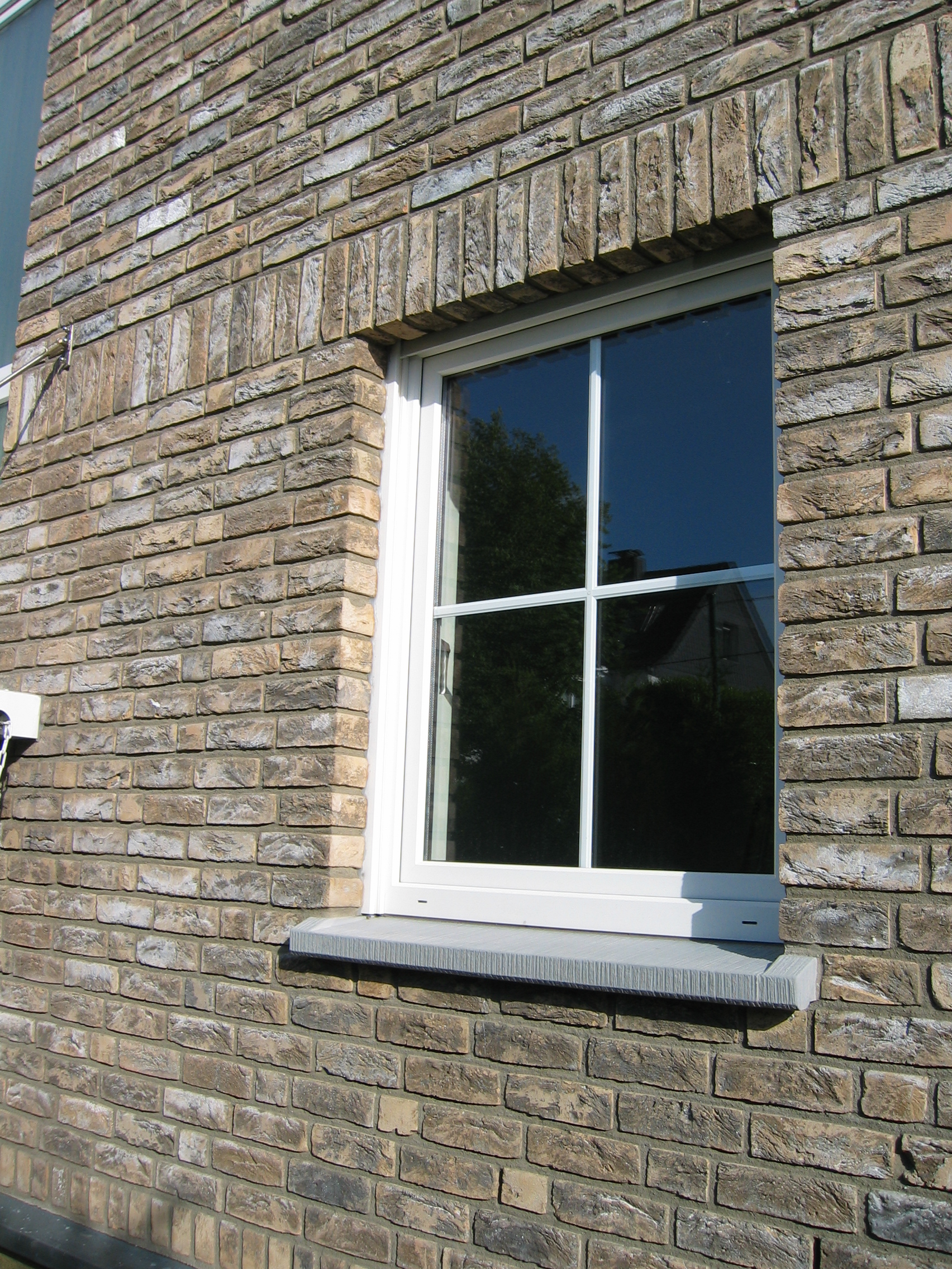 Außenfensterbank WSB 900 in mittelgrau mit seitlichen Klinkeraufkantungen