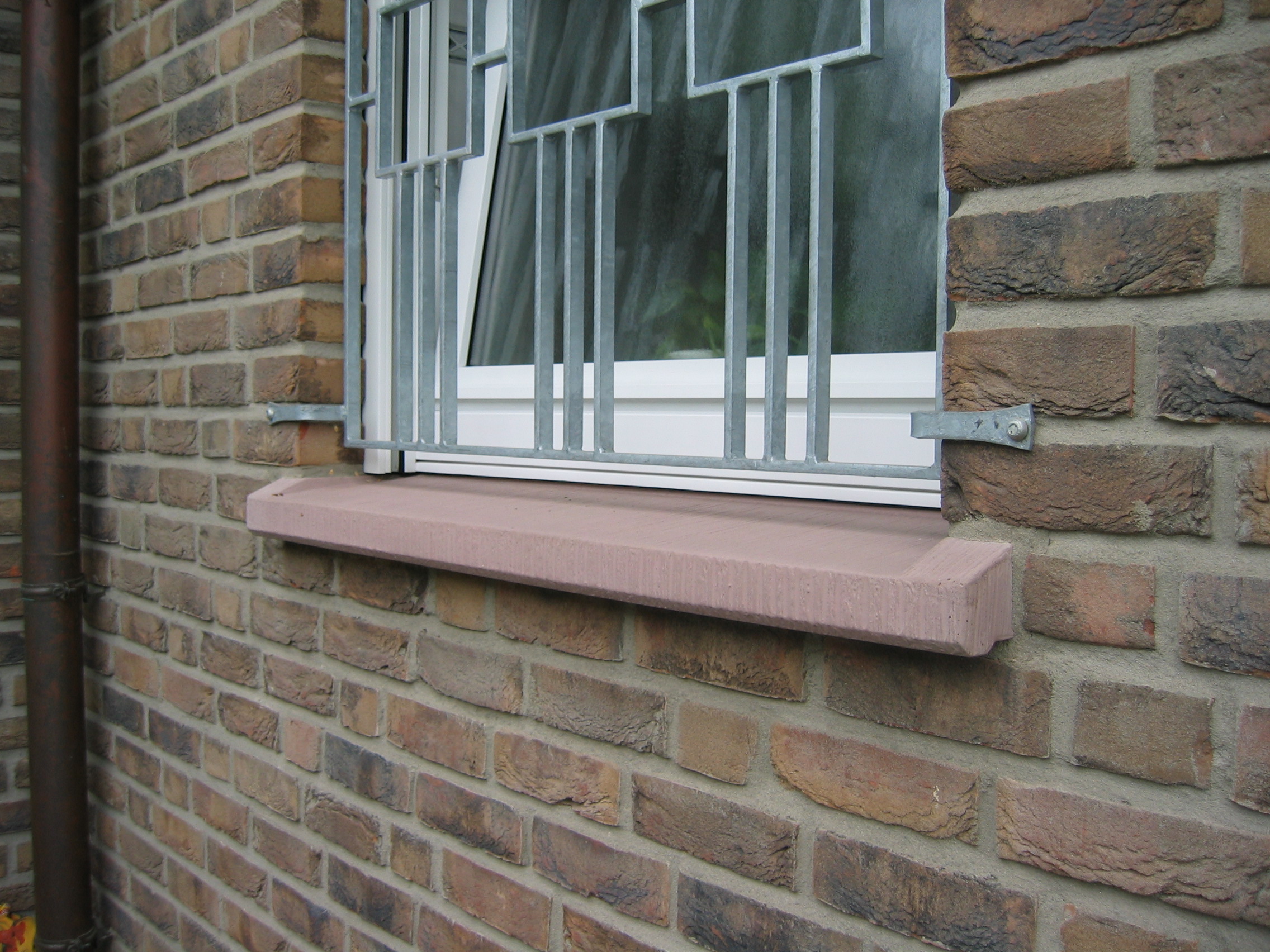 Fensterbank außen WSB 900 in toskana-rot mit seitlicher Klinkeraufkantung