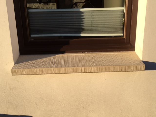 Stark scharrierte Betonfensterbank WSB 910 in sandstein-beige