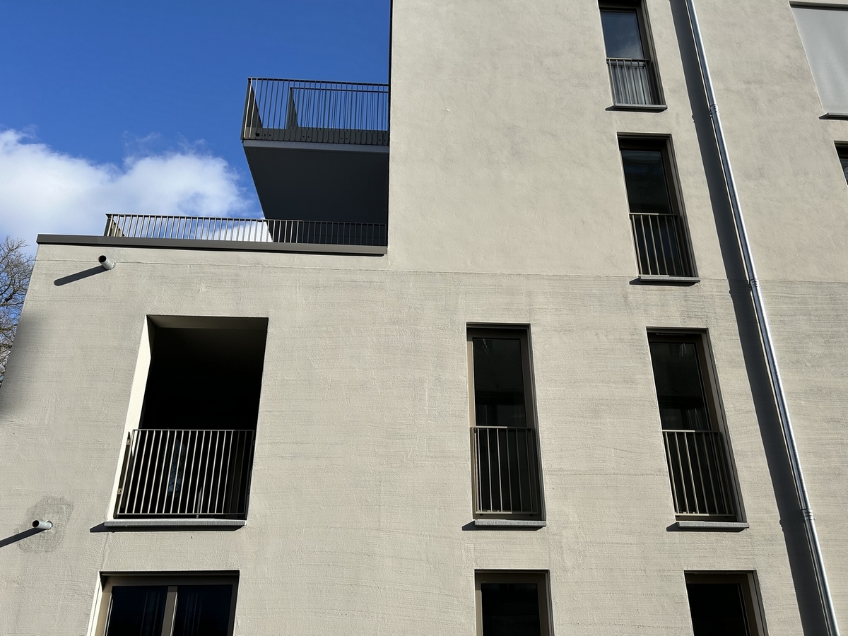Fenster in einer Putzfassade mit Außenfensterbänken WSB 910