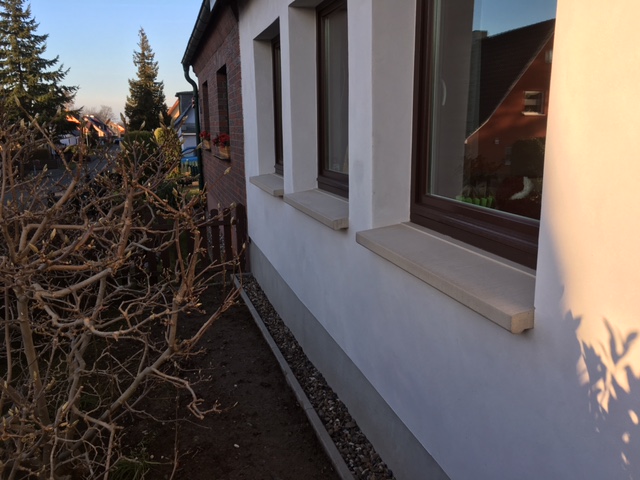 Fensterbänke außen WSB 910 an einer Verputzten Hausfassade