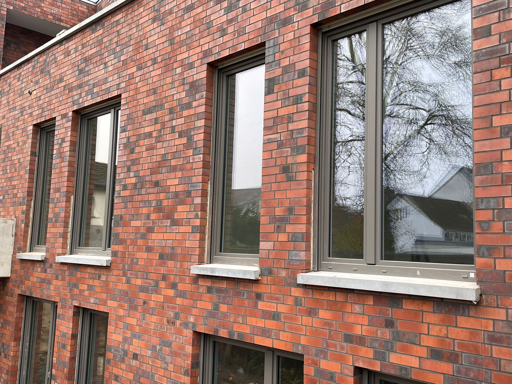 Massive Außenfensterbänke WSB 850 an einer Klinkerfassade