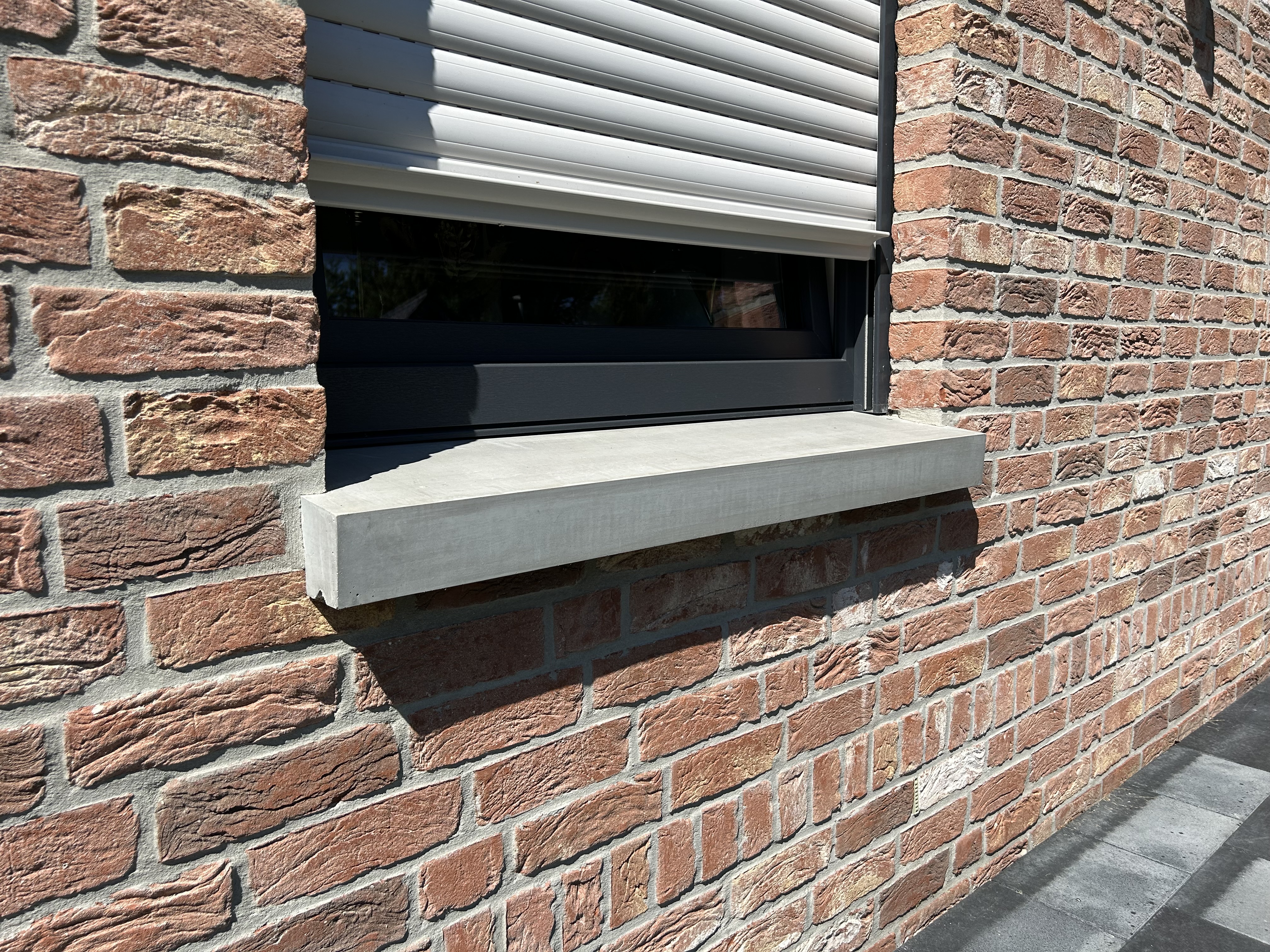Außenfensterbank WSB 850 an einem Fenster in einer geklinkerten Hausfassadeinkerwand