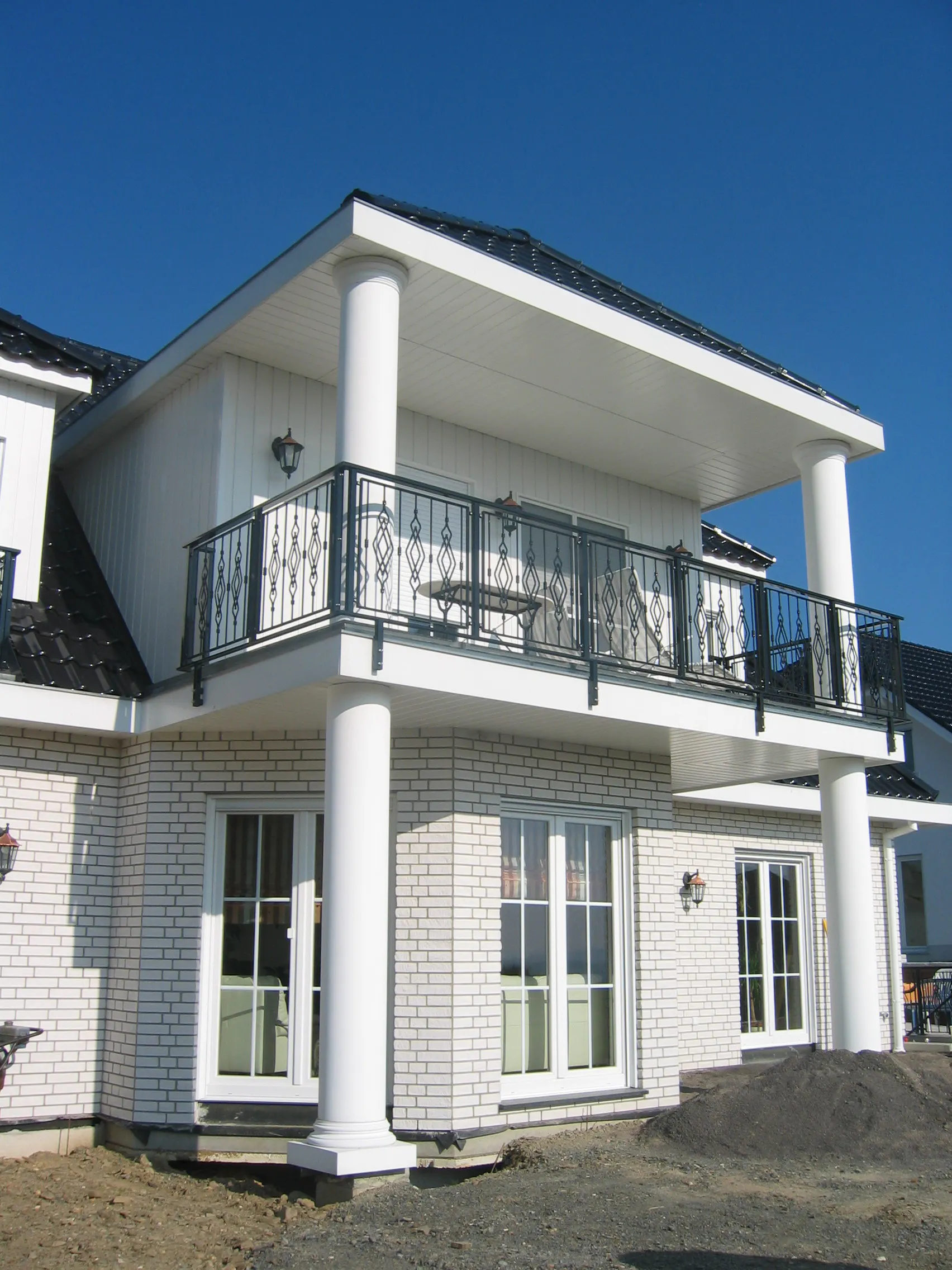 Prägnante Fassadengestaltung mit hohen Niessen Säulen 01111