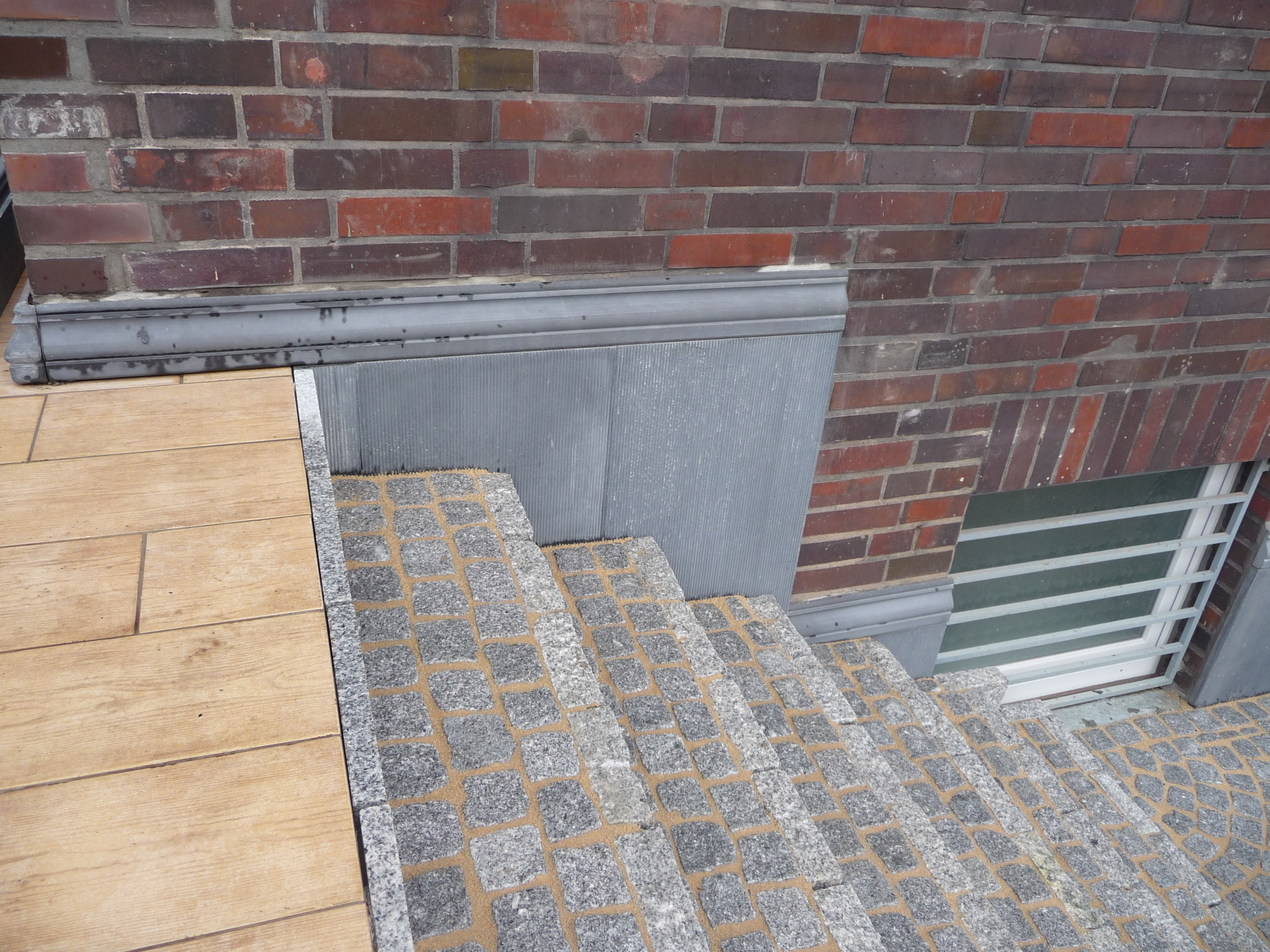 Gesims GP 12-03 auf Sockelplatten SOP-S