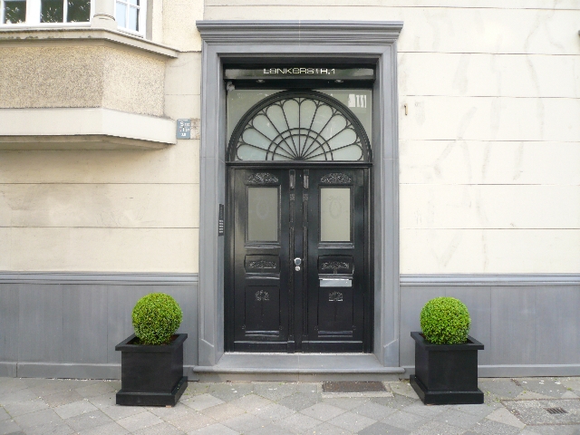 Gesimsprofil GP 12-03 als Sockelleiste auf Sockelplatten SOP-S