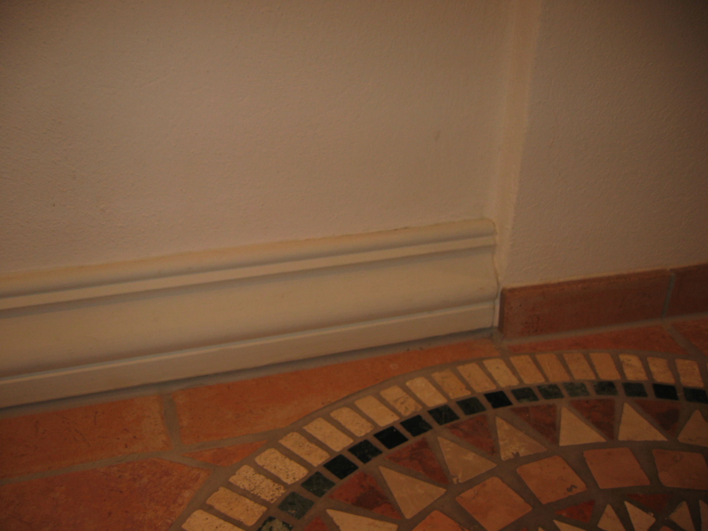 Gesims GP 12-03 als Sockelleiste im Schwimmbadbereich