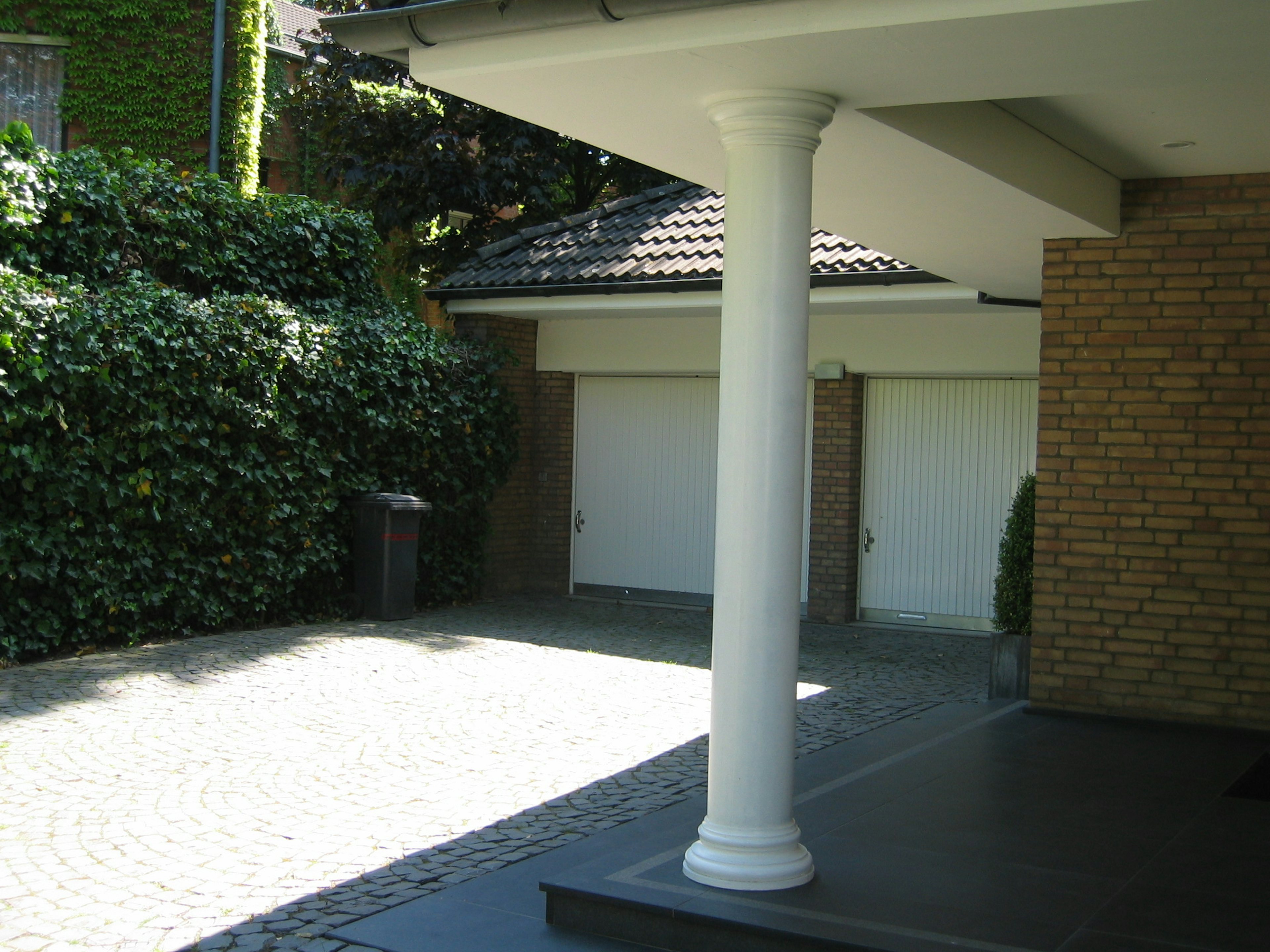 Säule 02120 Hauseingang