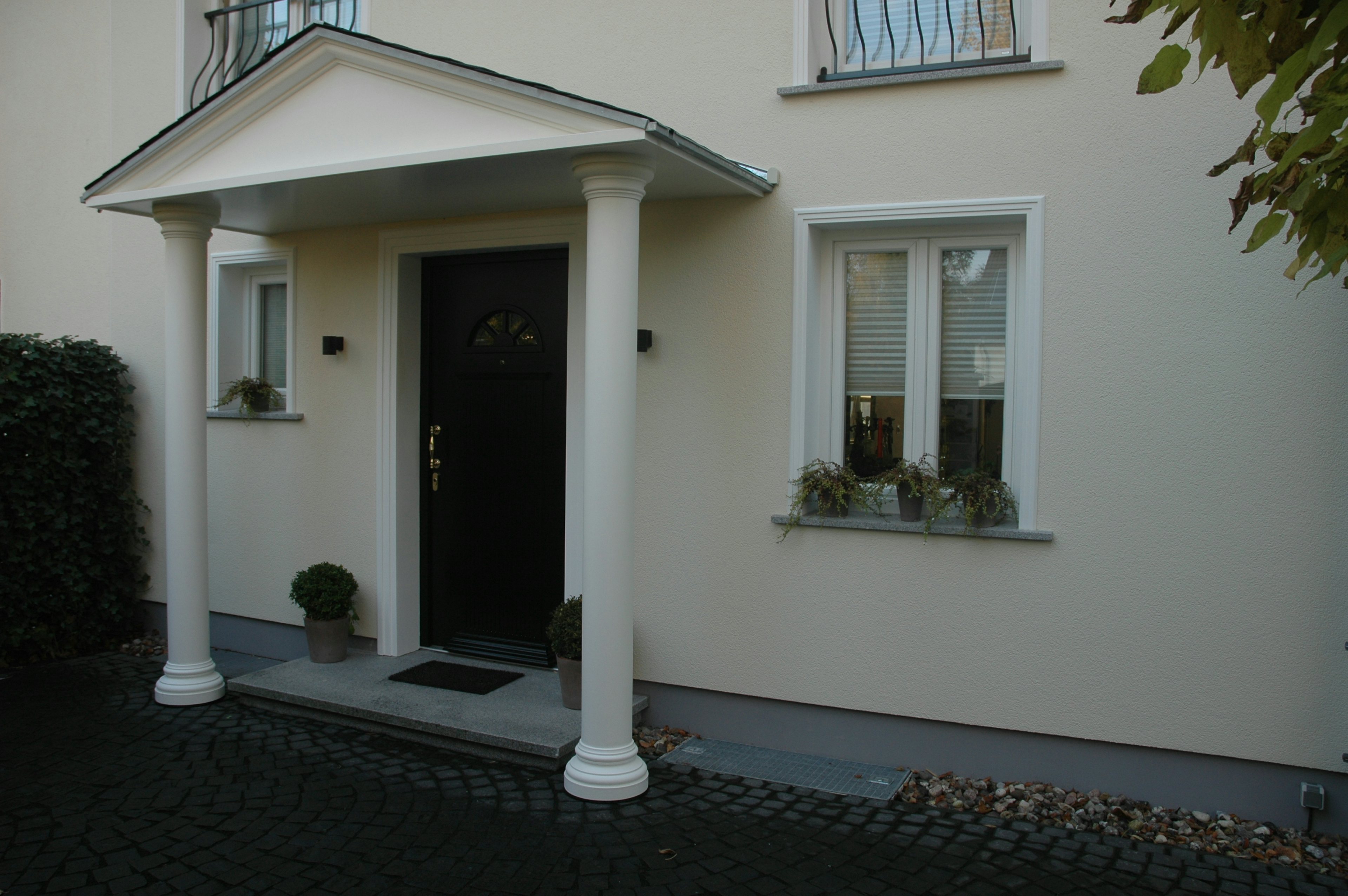 Säule 02120 Hauseingang