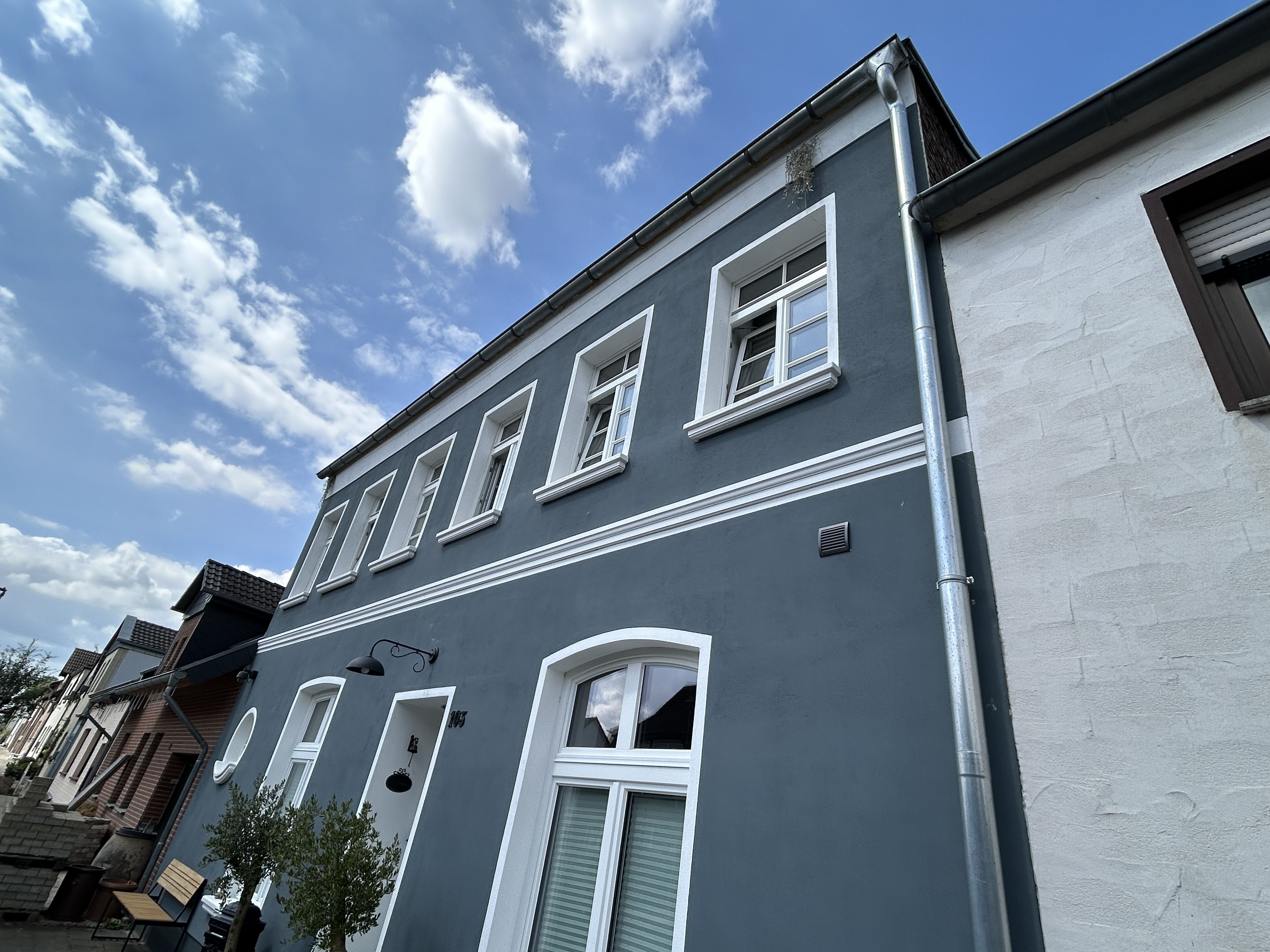 Gesims GP 14-06 an einer dunkel gestrichenen Hausfassade