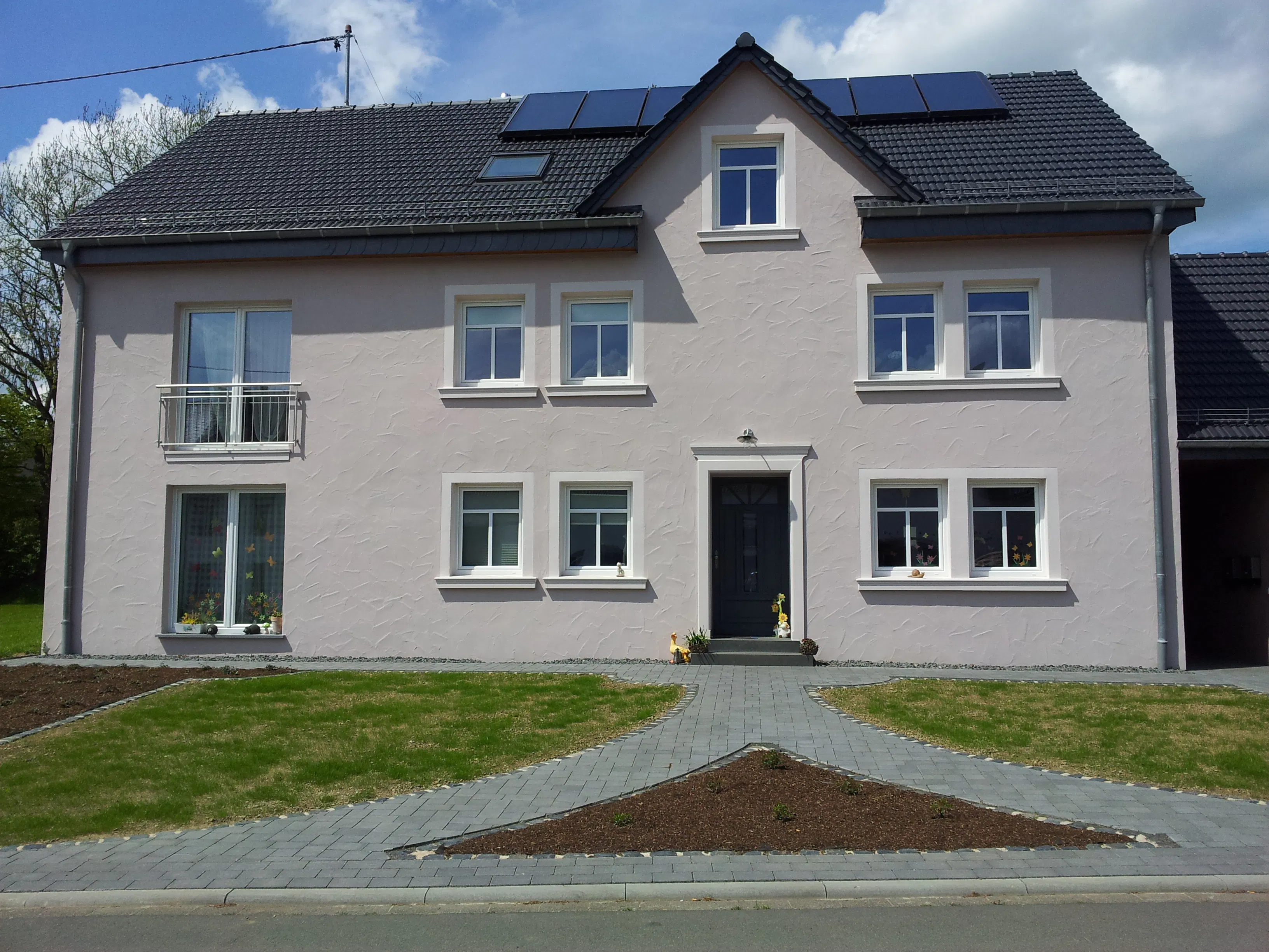 Hausfassade nach der Sanierung mit Fensterbänken SLB 100 von Niessen Beton