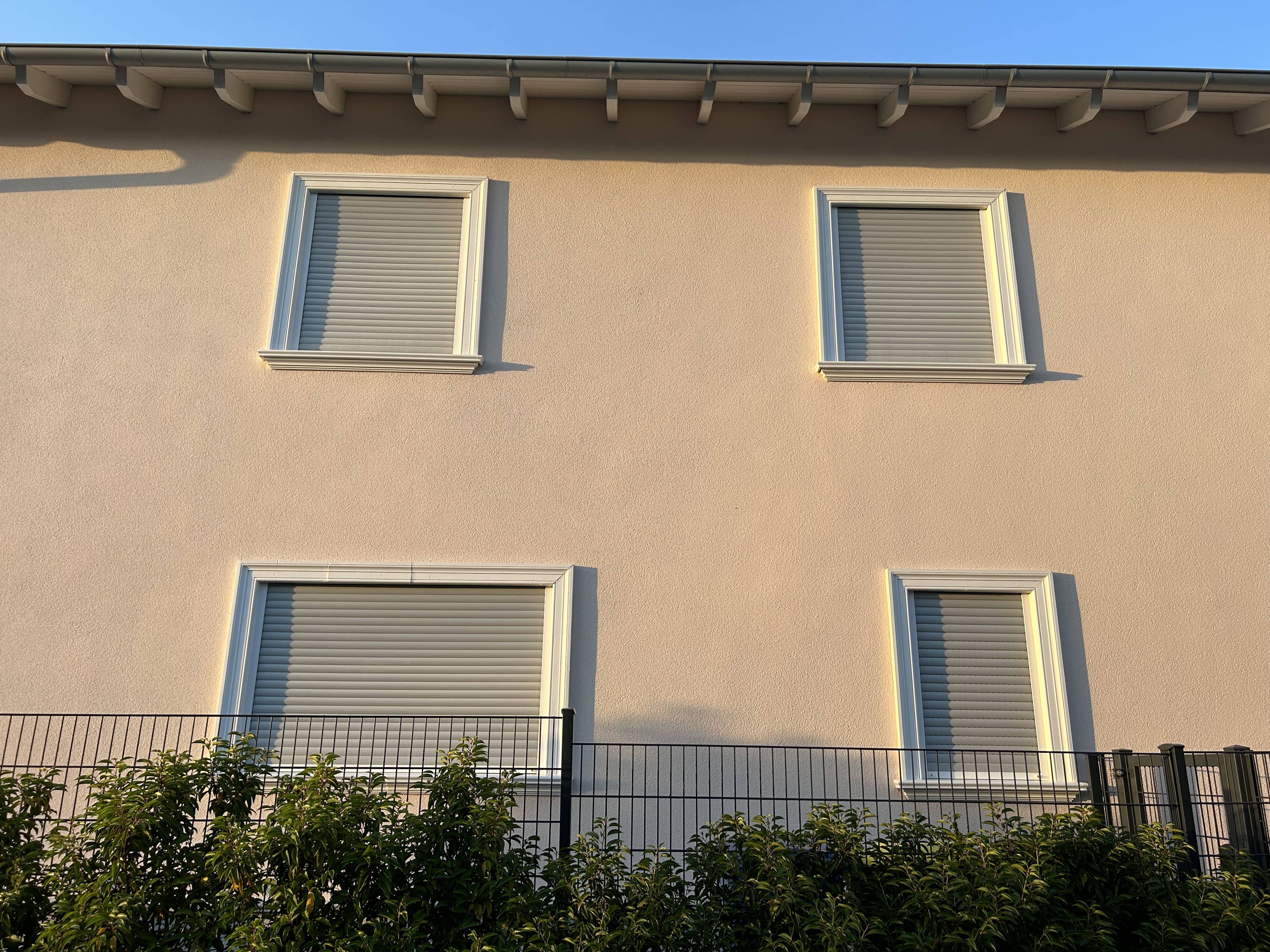 Sanierte Hausfassade mit Flachgewänden FLG 500