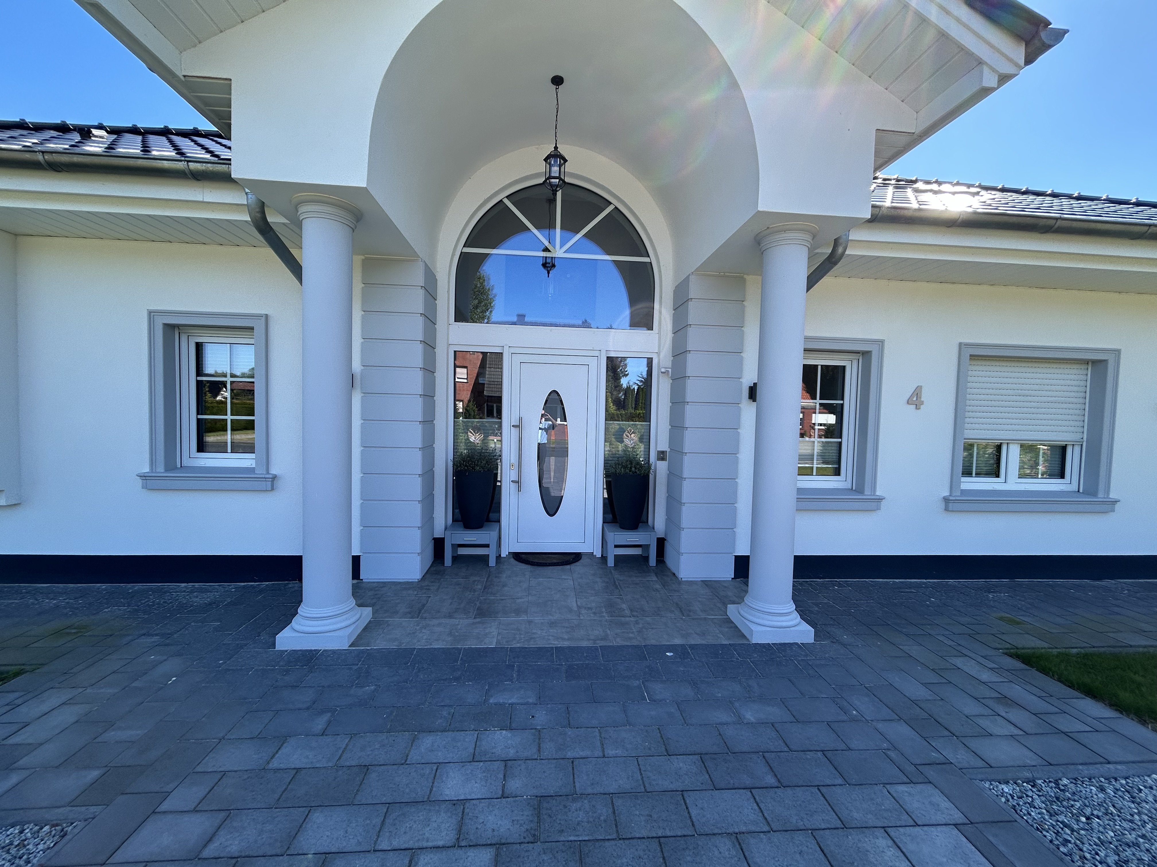 Größeres Haus mit Fenstergewänden SLG 100, Fensterbänken SLB 100, Bossen BP und einer Säule 11111 