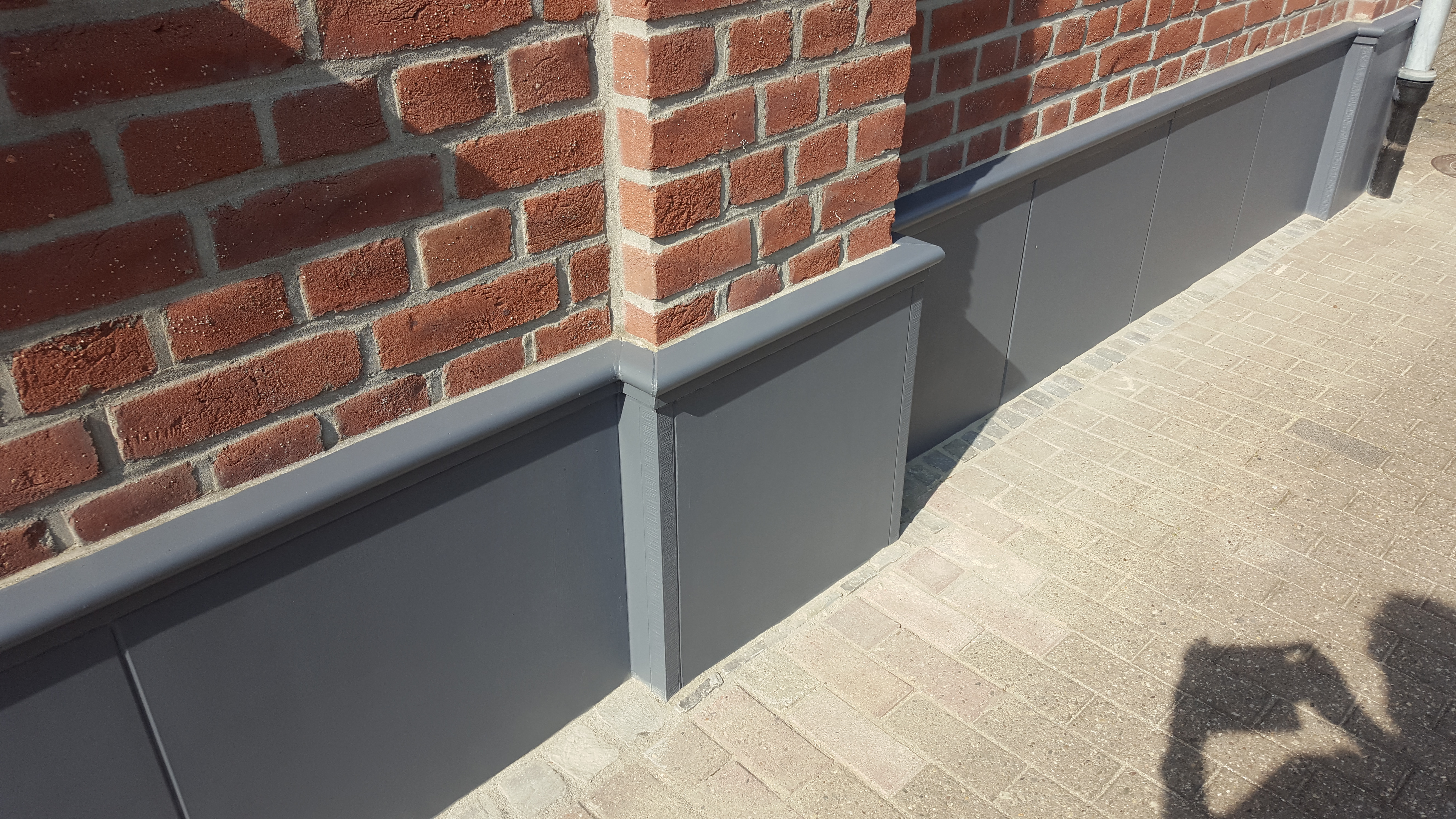 SOP-G glatte Sockelplatten mit aufgesetztem Profil GP 06-05, dunkelgrau gestrichen