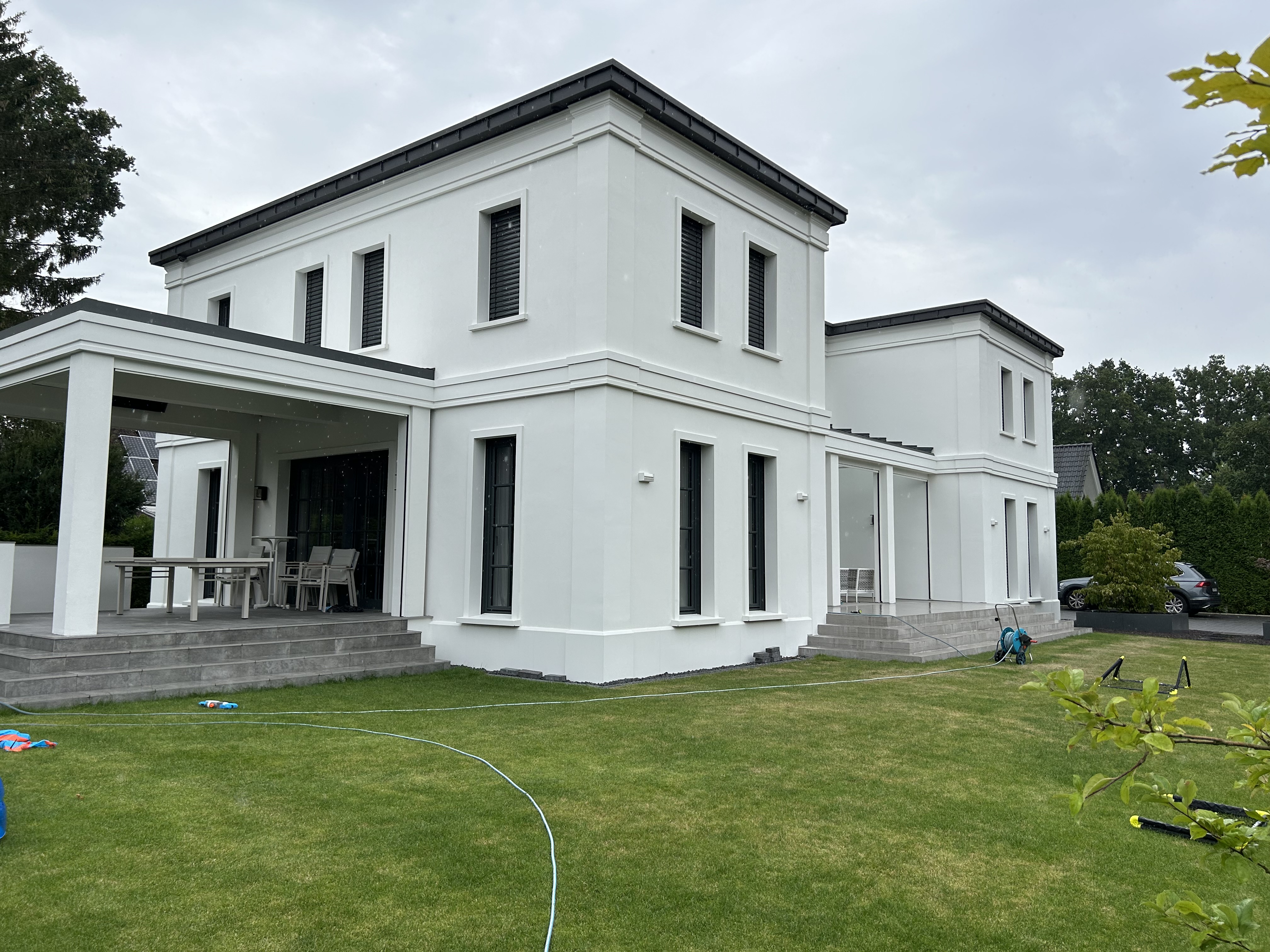 Moderne Villa mit glatten Sockelplatten SOP-G