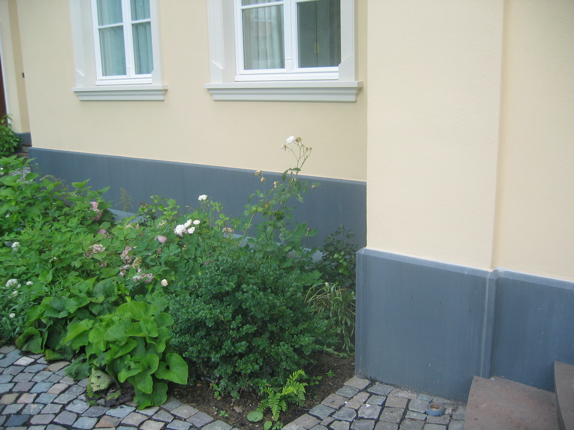 Sockelplatten SOP-S an einer Putzfassade