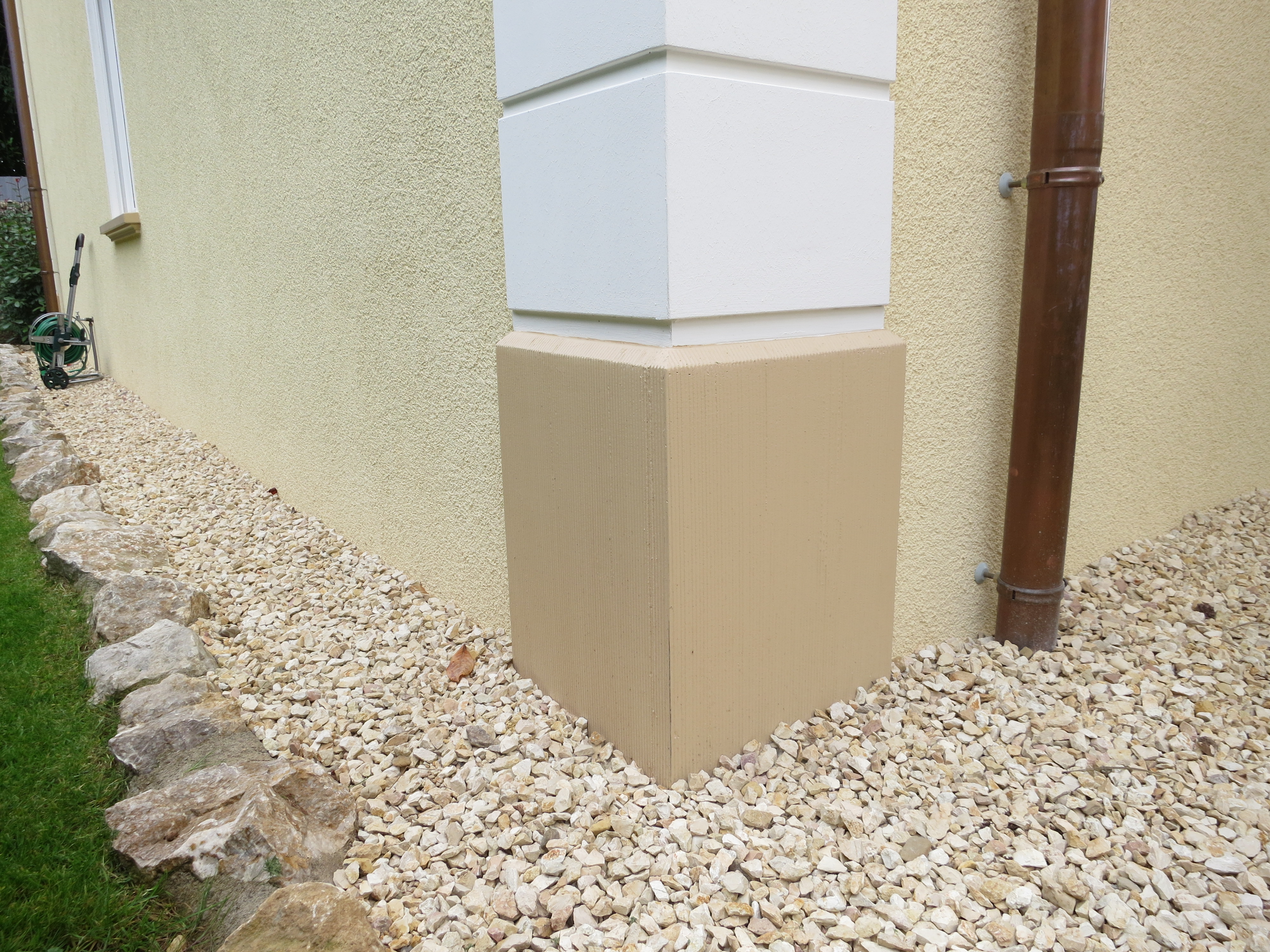 Sockelplatte SOP-S und Endstück an einer Hausecke