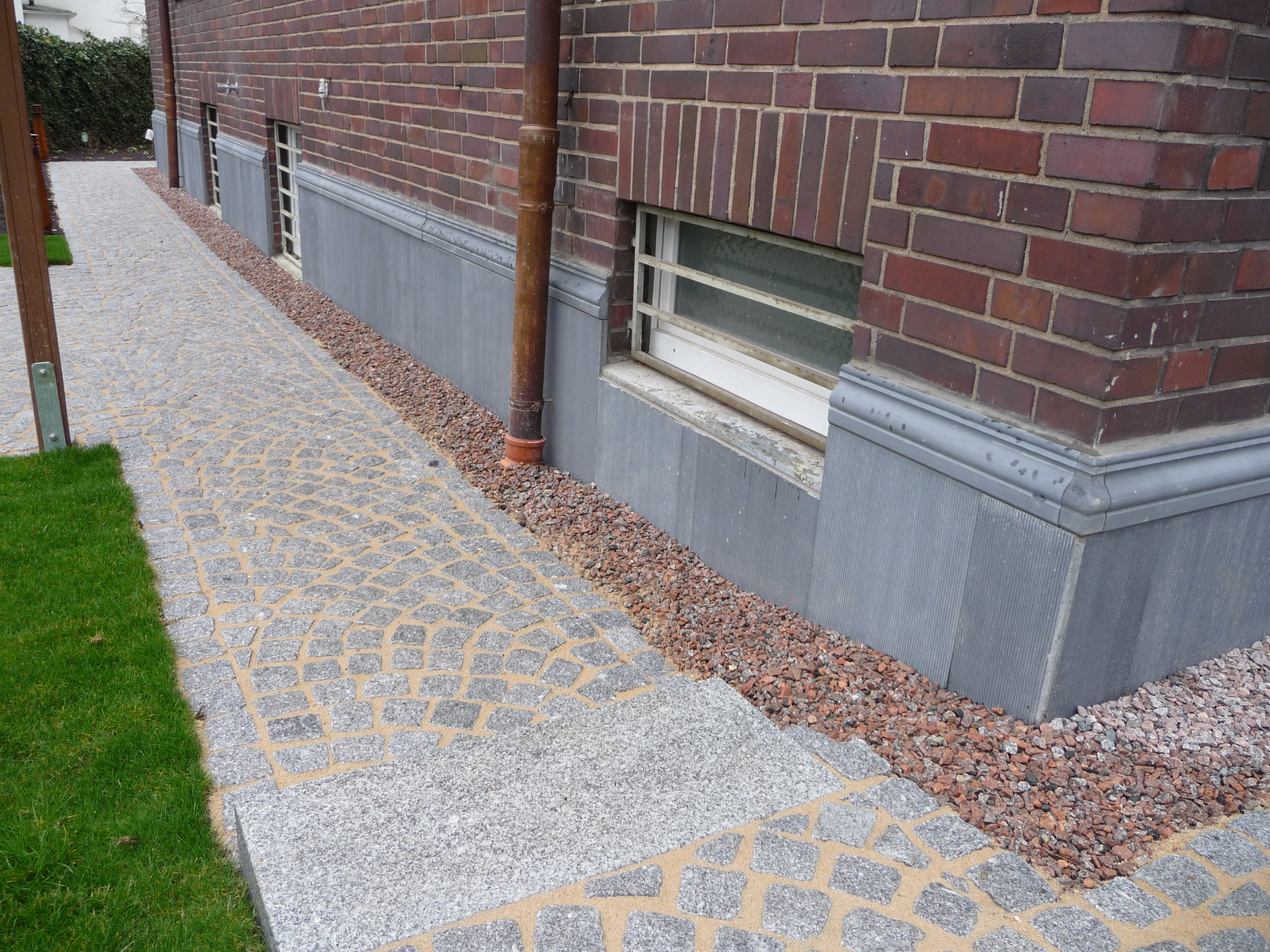 Sockelgestaltung mit Sockelplatte SOP-S und Gesims GP12-03 aus Beton