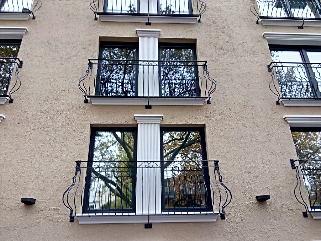 Fenster mit Fensterbank SLB 500 und Pilaster in der Mitte, alles aus Beton