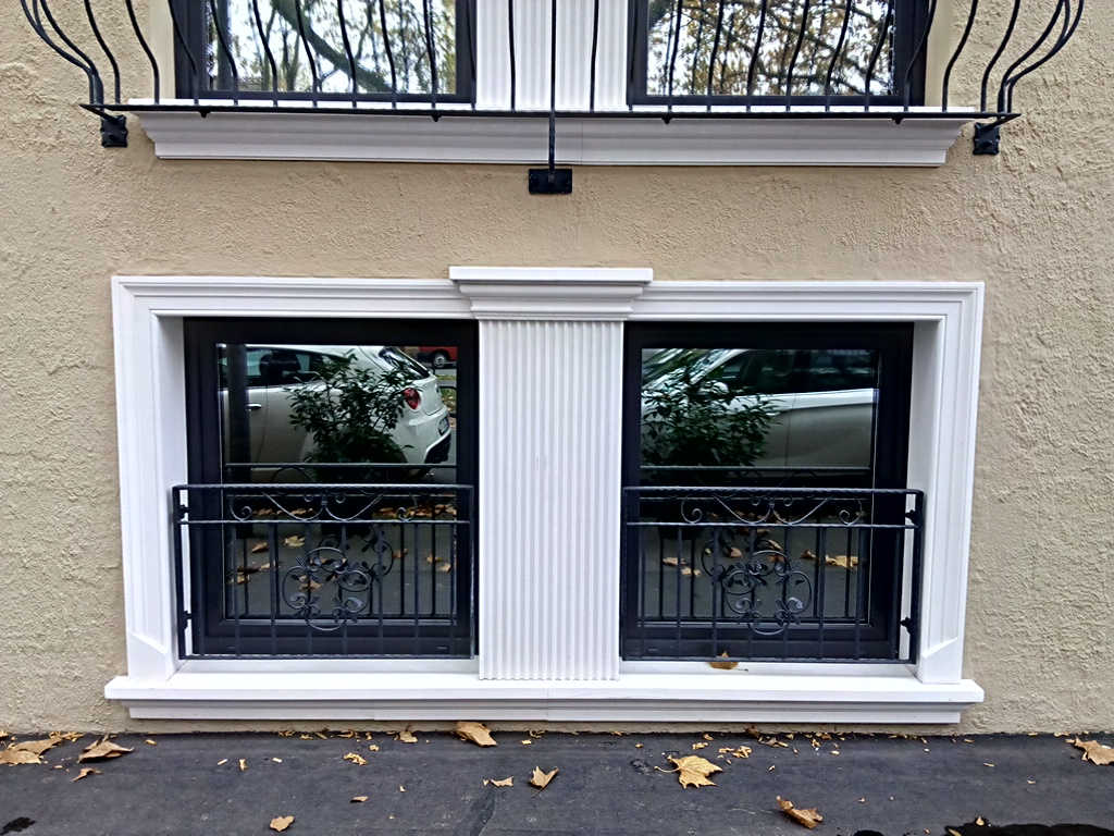 Fassadengestaltung mit Betonfensterbank SLB 500, Fenstergewände FLG 500 und kanneliertem Pilaster