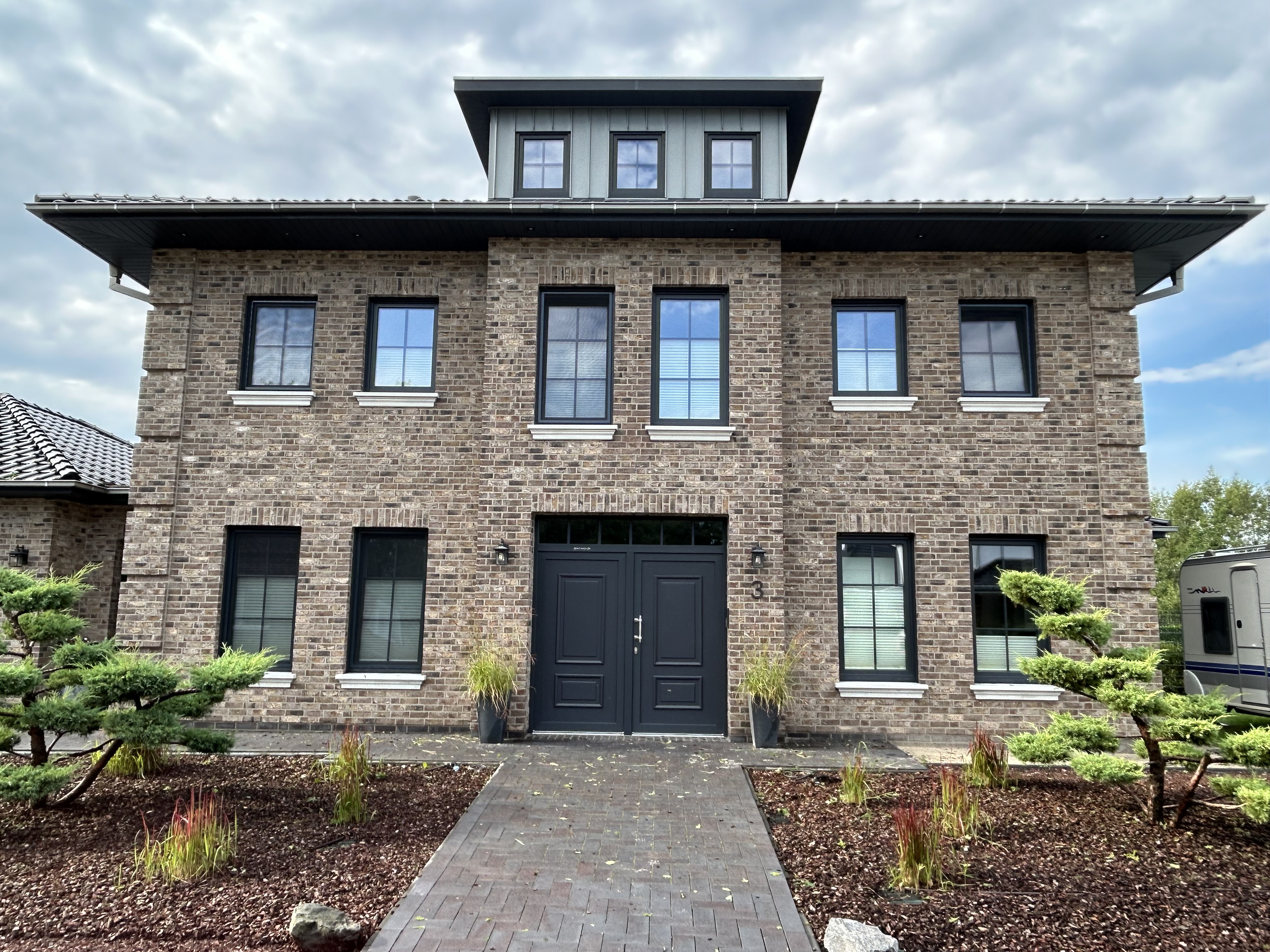 Repräsentative Klinkerfassade mit schönen Außenfensterbänken SLB 500