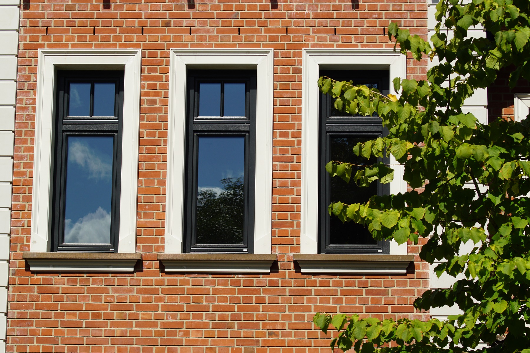 Geklinkerte Hausfassade mit Außenfensterbänken SLB 500 und Blechabdeckung