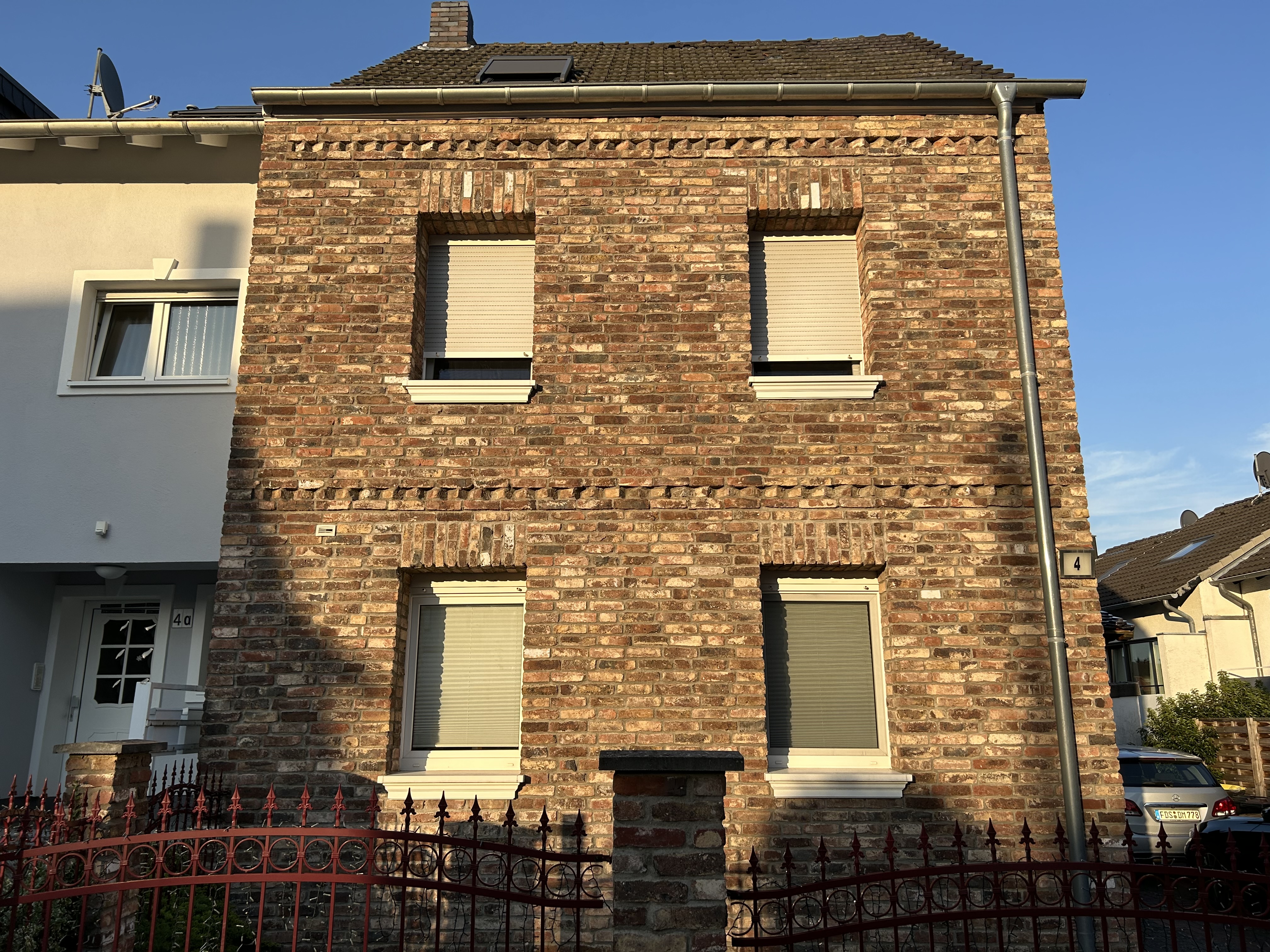 Altbau Klinkerfassade mit Außenfensterbänken SLB 500 von Niessen Beton