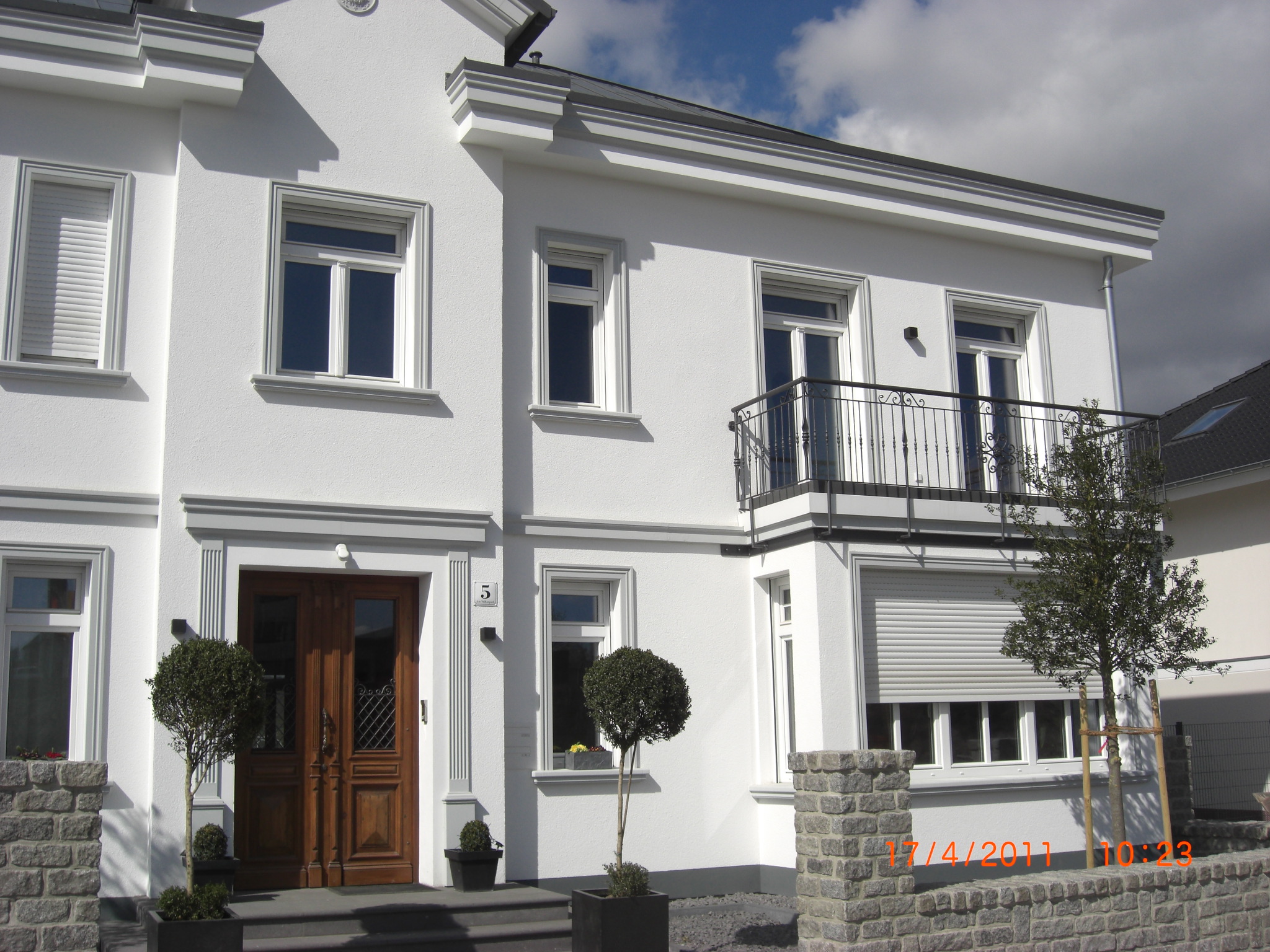 SLB 200  an einer Fassade mit viel Fassadenschmuck