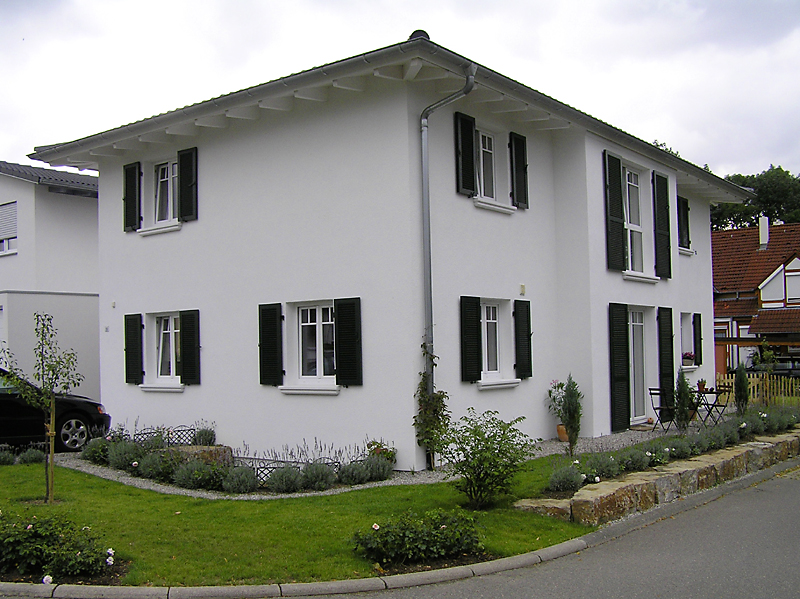 Fensterbänke SLB 200 an Fenstern mit Klappläden 