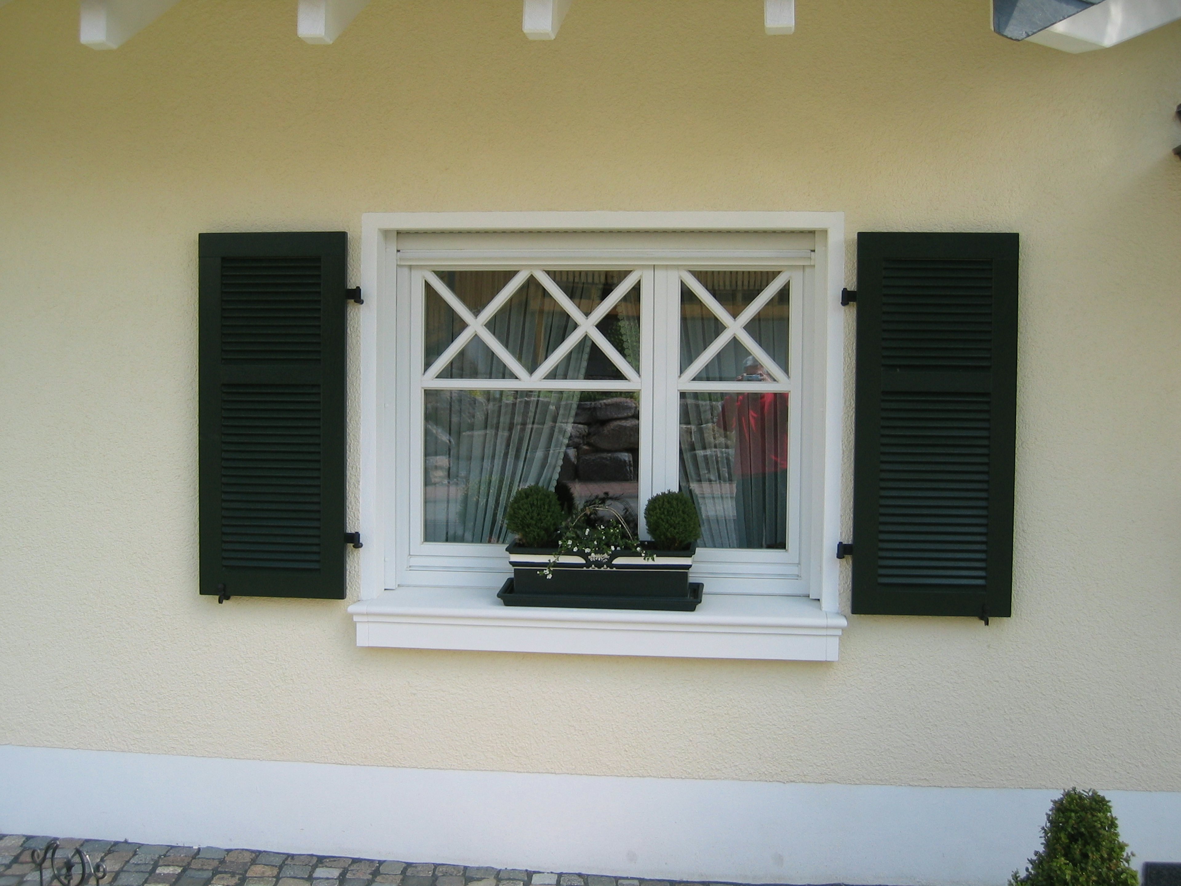 Schalenfensterbank SLB 100 an Fenster mit Klappläden